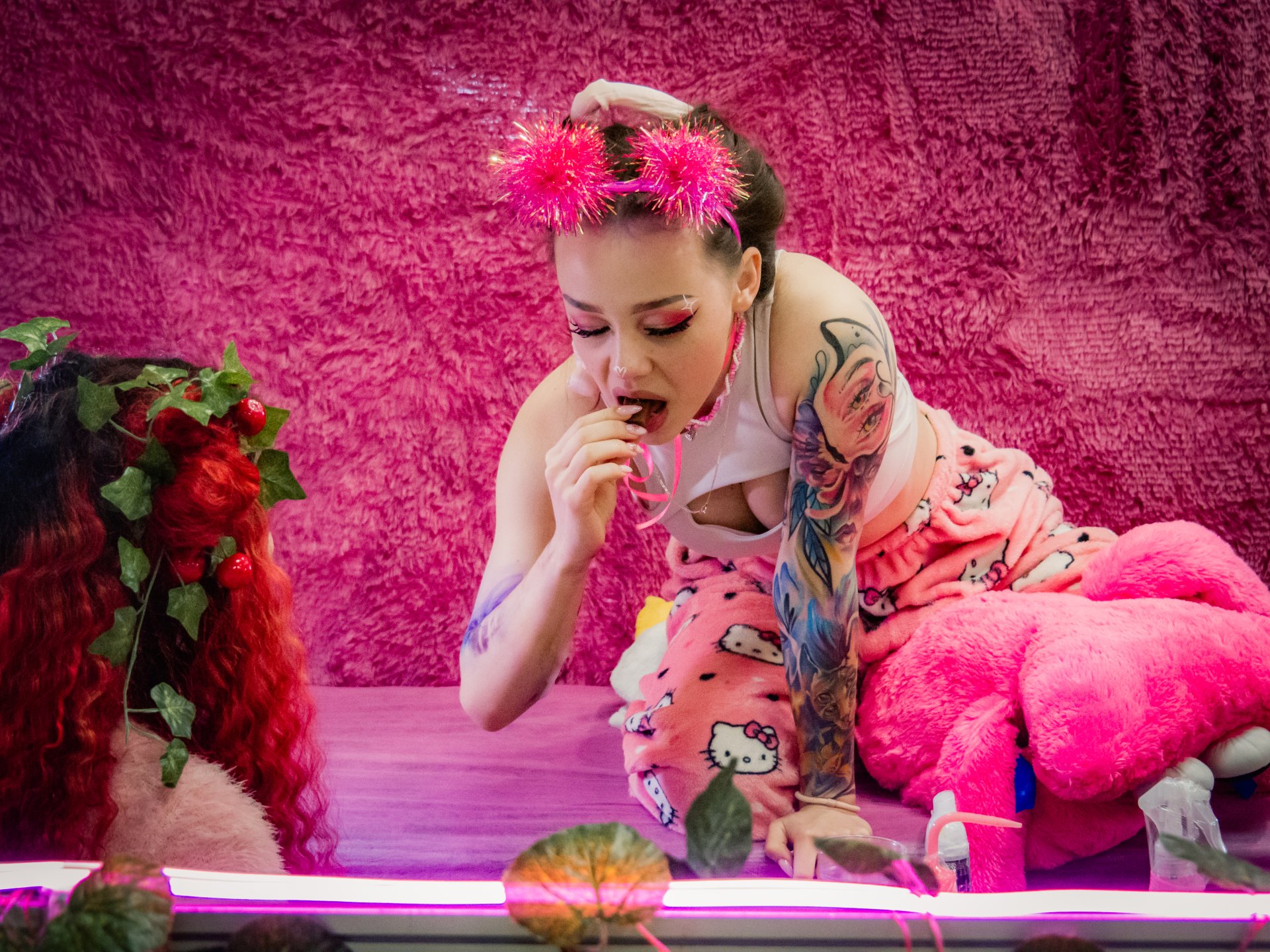 Tattooing sessions can last several hours. During this time, the models manage not only to sleep, but also have a little snack.