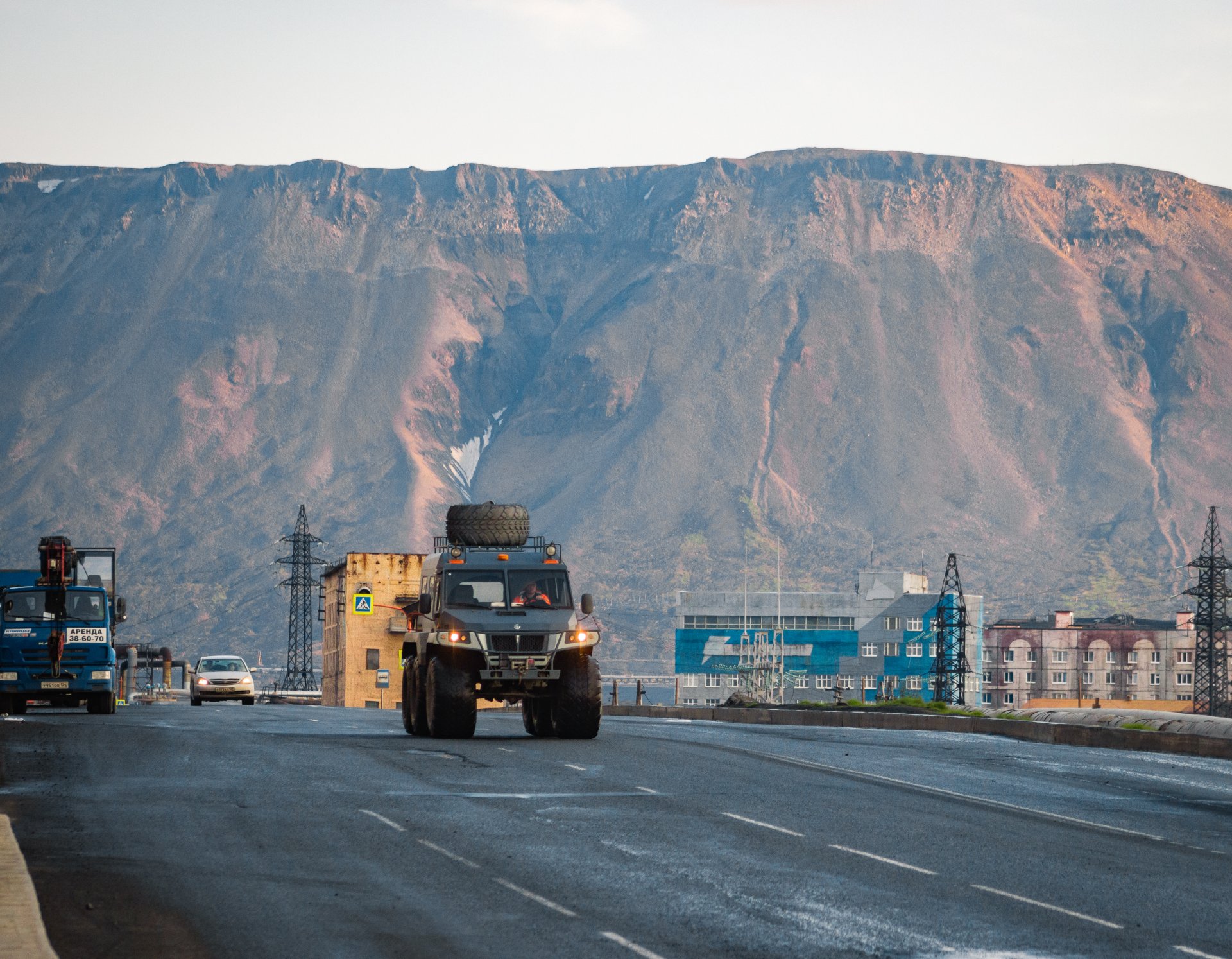 Trackol, a Russian floating six-wheeled all-terrain vehicle with ultra-low pressure tires. In Norilsk, such cars are not uncommon on the streets of the city. All because of the difficult climate.