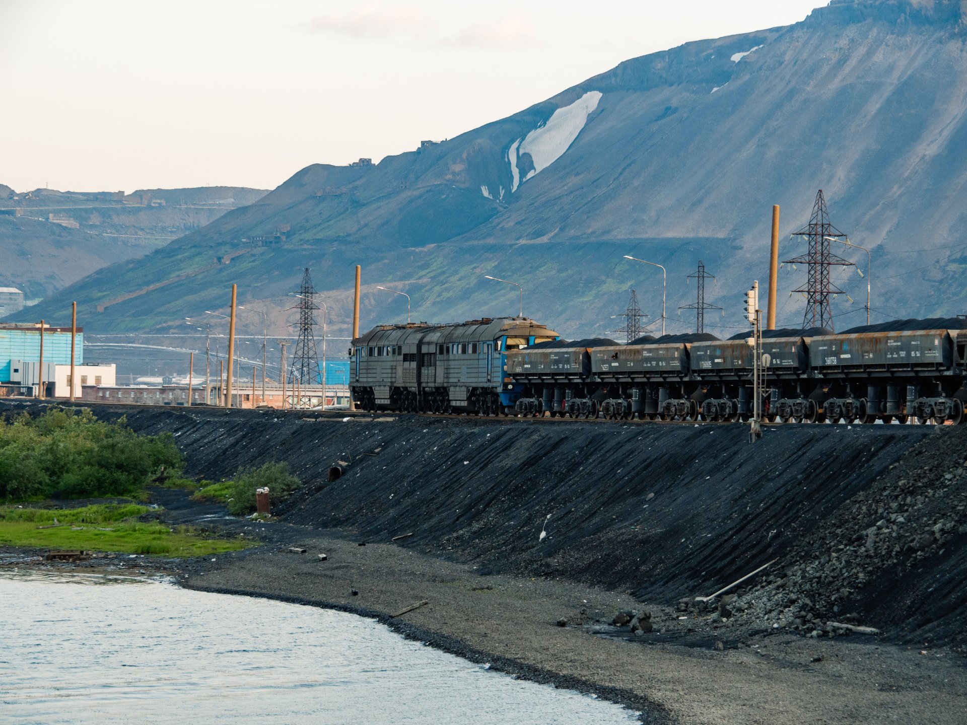 Despite the fact that there is no railway connection between Norilsk and other Russian cities, in Soviet times a railway was built here that connects mines, factories and the city itself.