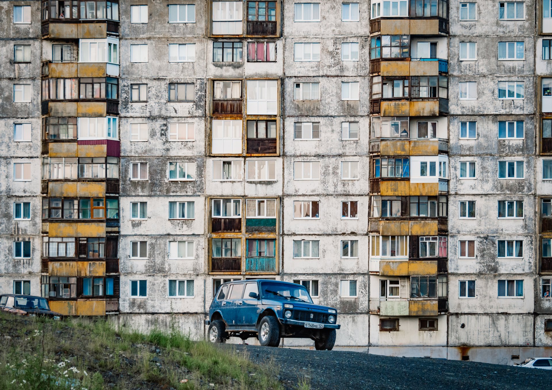 SUV "Niva" in one of the courtyards of Norilsk.