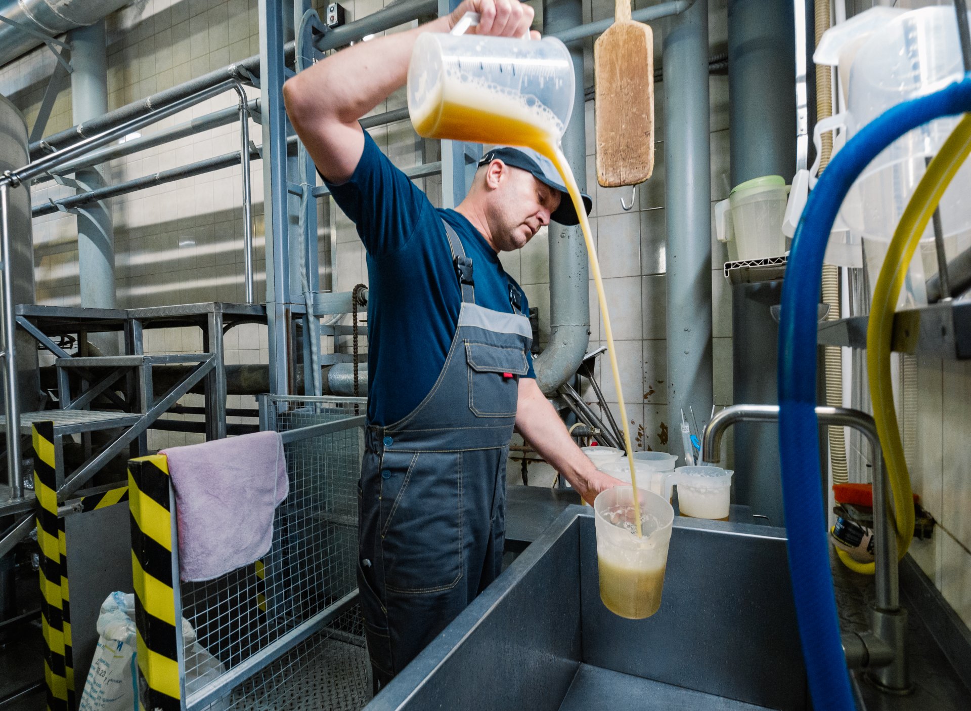 An employee of the Norilsk brewery during the beverage preparation process.