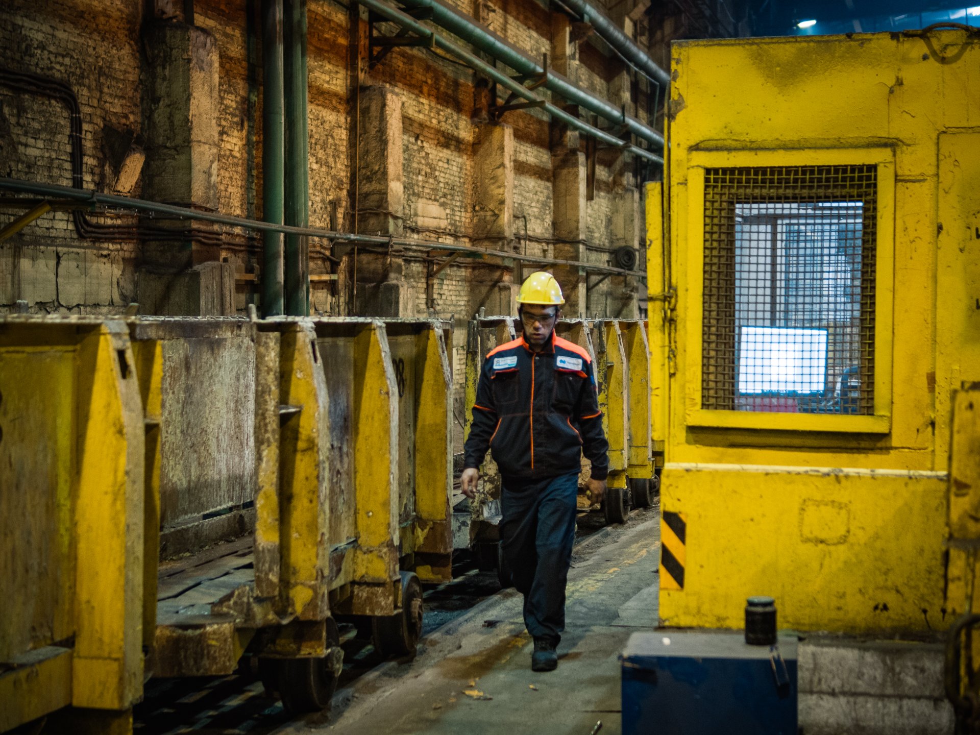 A worker in one of the workshops of a copper plant where there is no gas, allowing one to breathe without protective equipment.