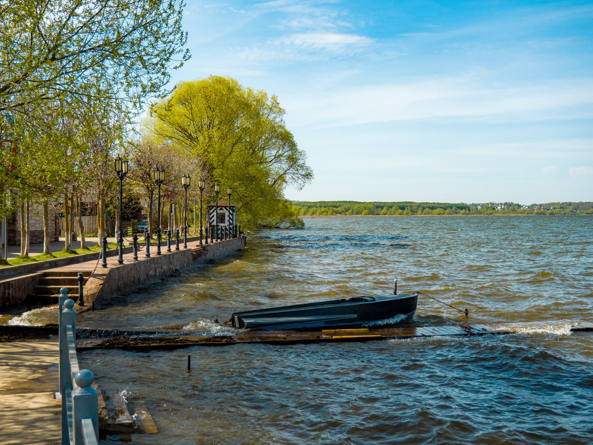The shores of Lake Pleshcheyevo. The size of the lake inspired the future Emperor of Russia Peter 1 to create his first boats and ships here. It was here that the Russian Navy was born.