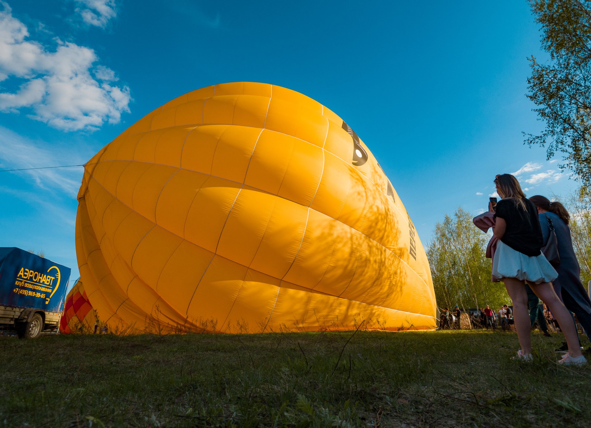 One of the most important moments of the aeronautics festival is pumping balloons with hot air.