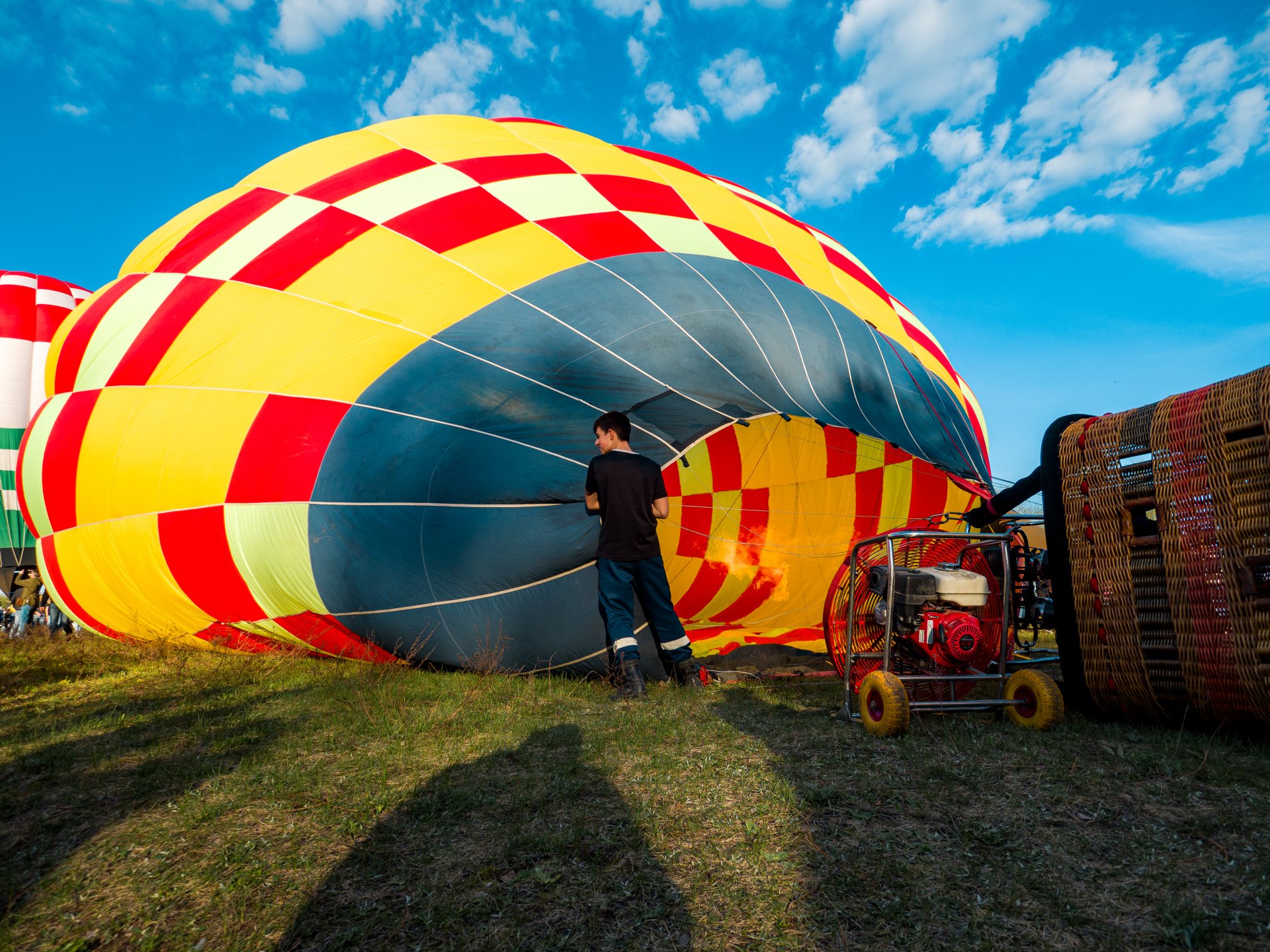One of the most important moments of the aeronautics festival is pumping balloons with hot air.
