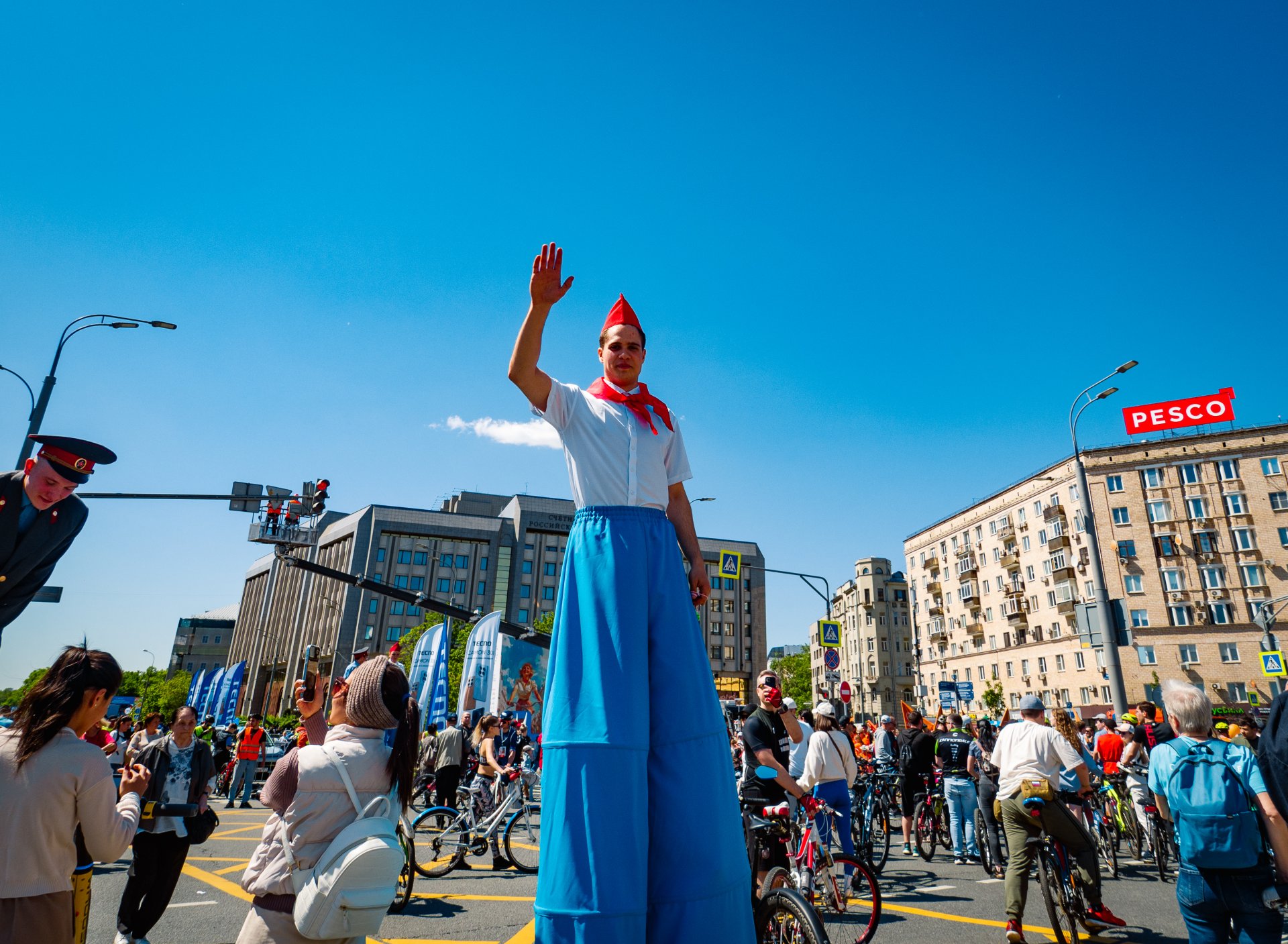 The guests and participants of the festival were entertained by people on stilts. Some were dressed in the uniform of a Soviet pioneer.