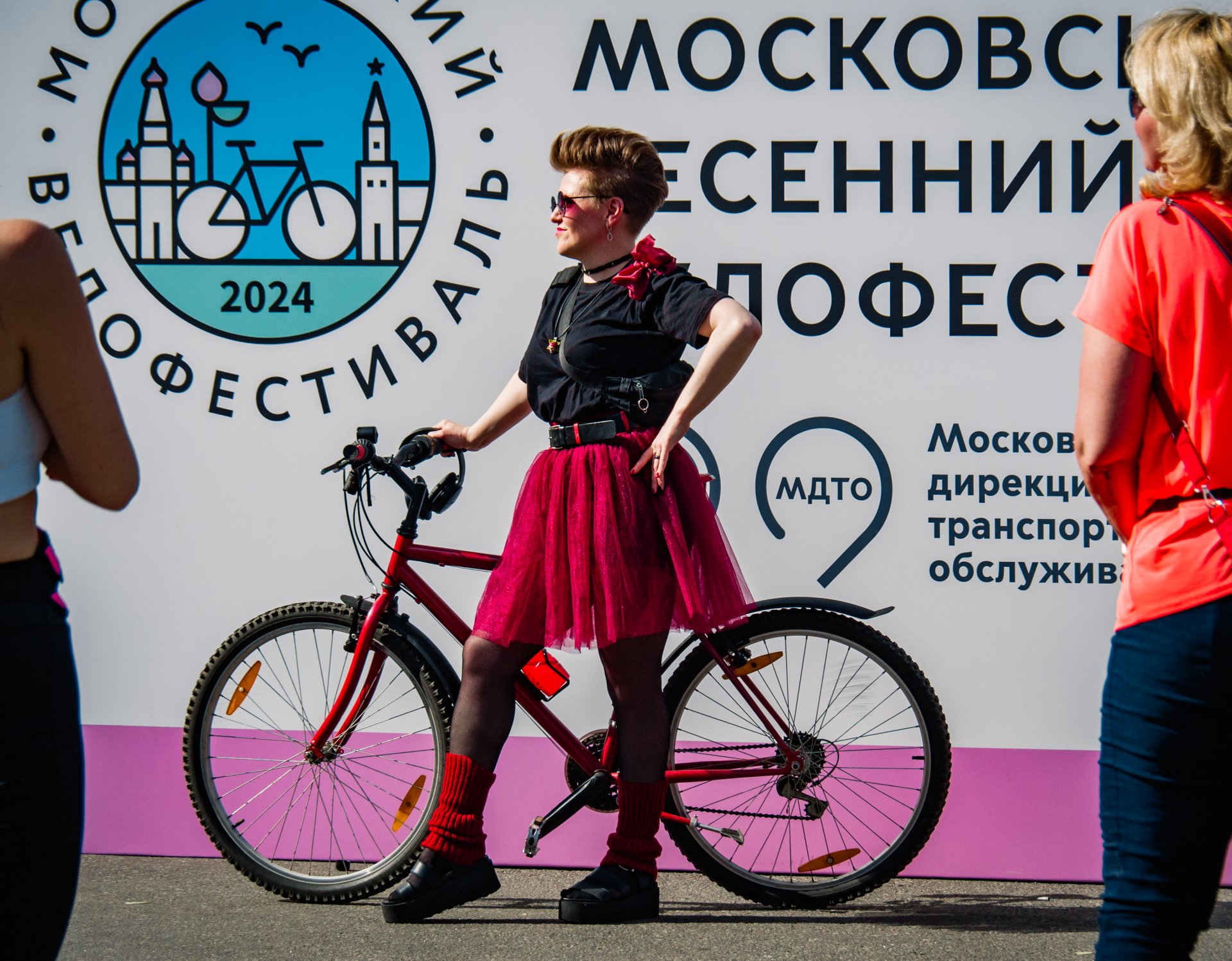 Many participants not only rode around the center of the capital, but also pleased the audience with their bright outfits and images.