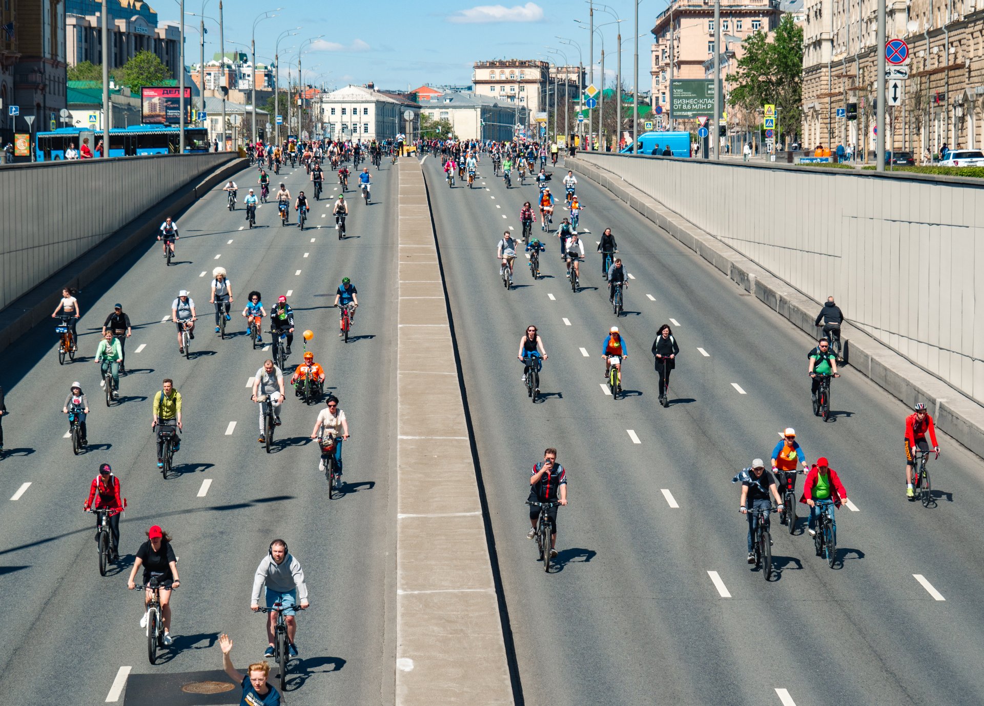 Bicycle riders on the Garden Ring. On normal days, motorists move along this road. This is one of the busiest and busiest roads in Moscow. On the day of the event, it was completely blocked for cyclists.