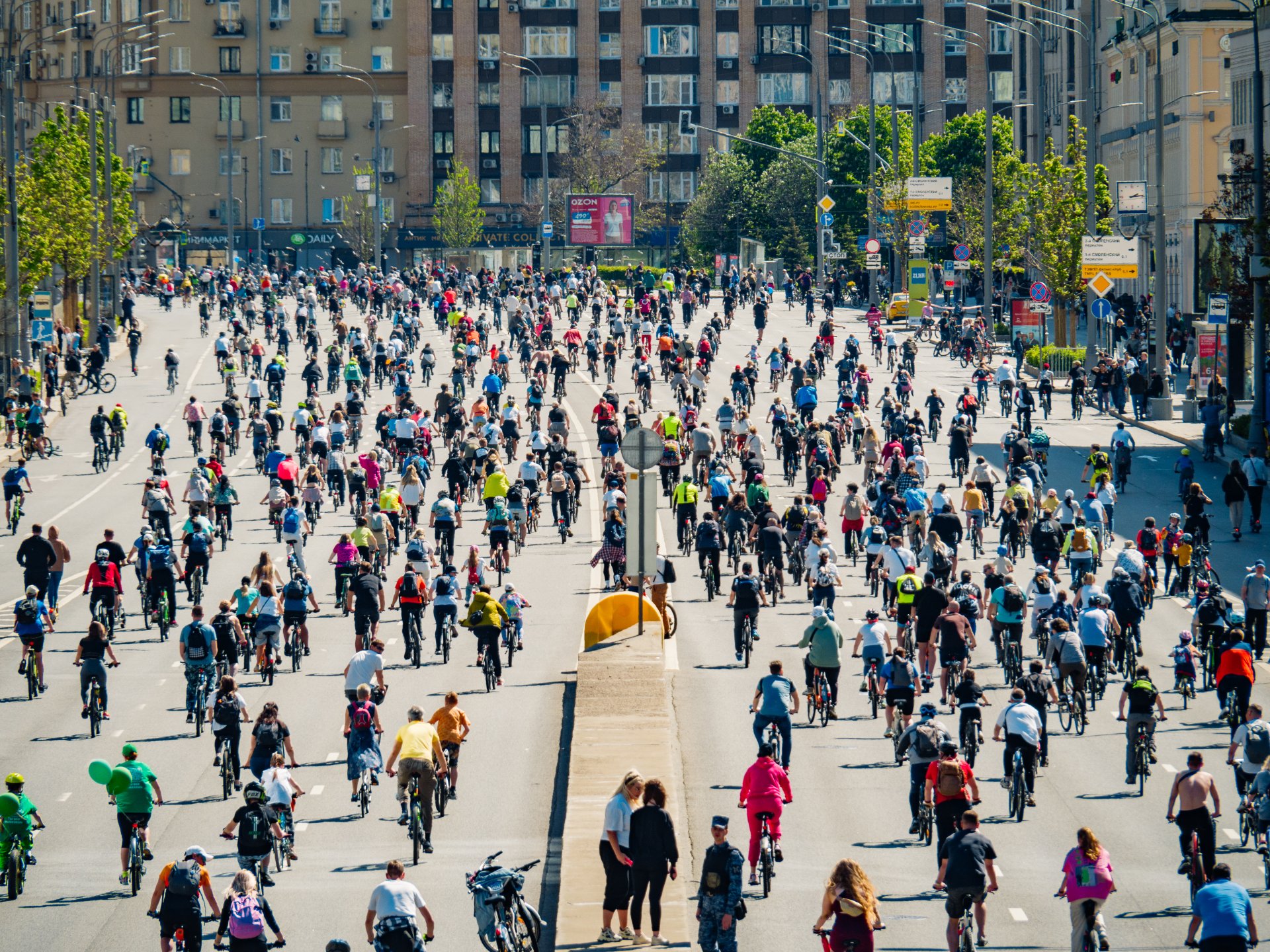 The column of cyclists stretched for several kilometers.