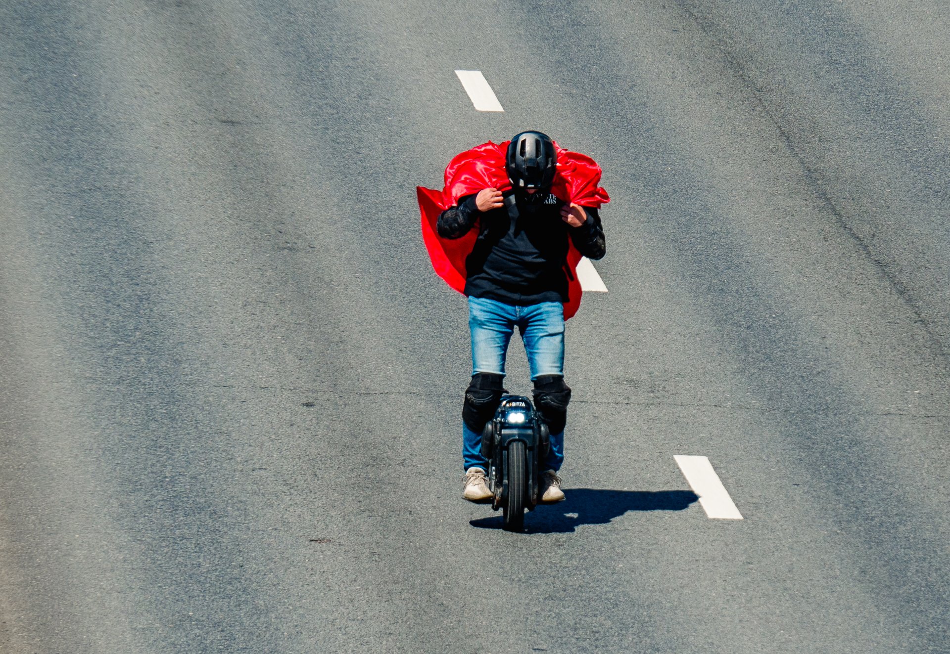 In addition to bicycles, there were also those who came on a monocycle on the road.