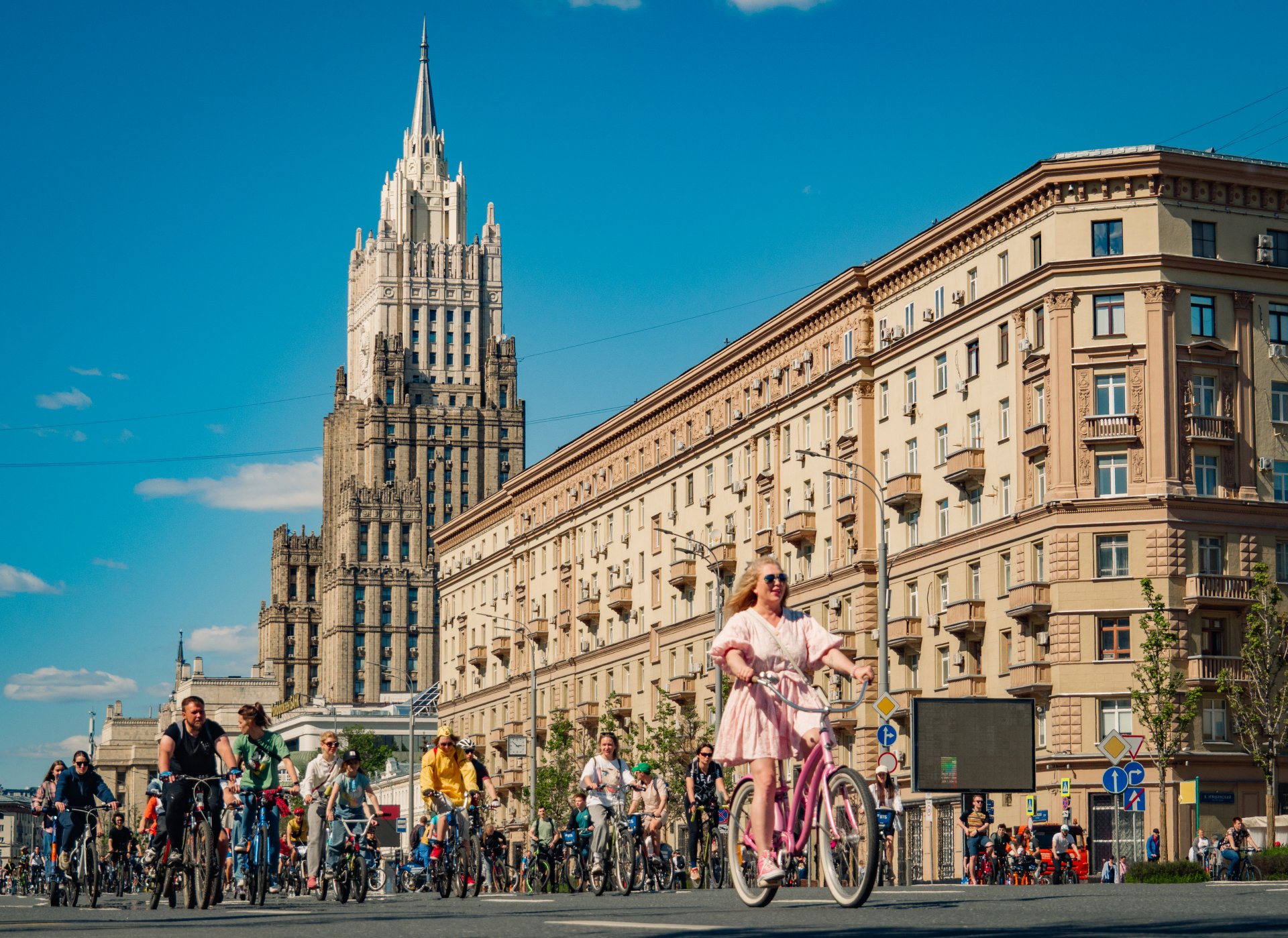 Along the route, participants could admire the beautiful buildings in the style of the Stalinist Empire.