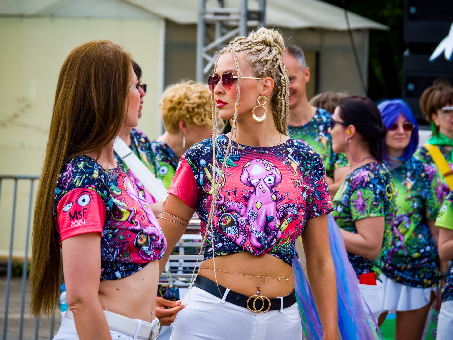Two girls dancers (Passistas).