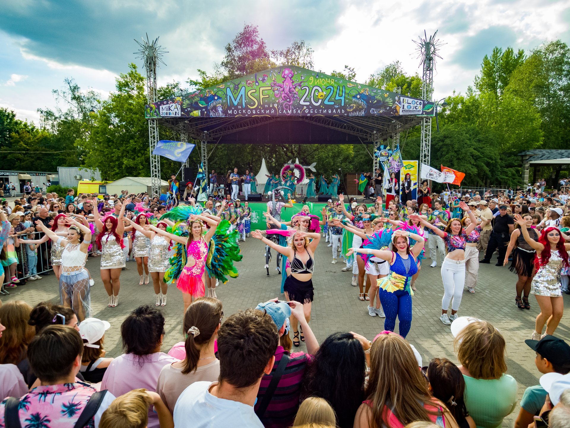 This year the theme of the festival was the sea. That is why there was a lot of blue in the colors of the costumes of the carnival participants.