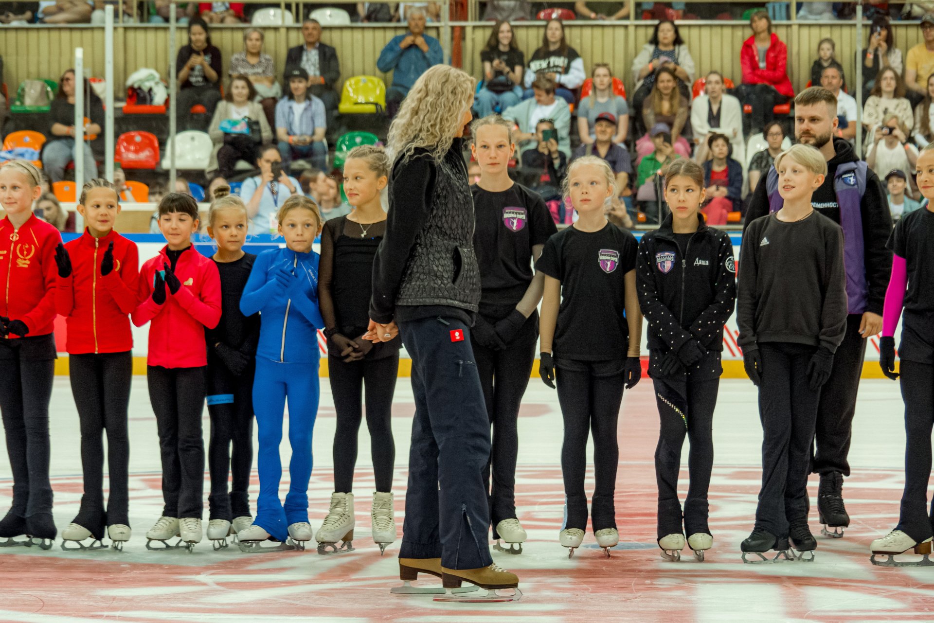 Children who came to watch the famous coach do not take their eyes off her.
