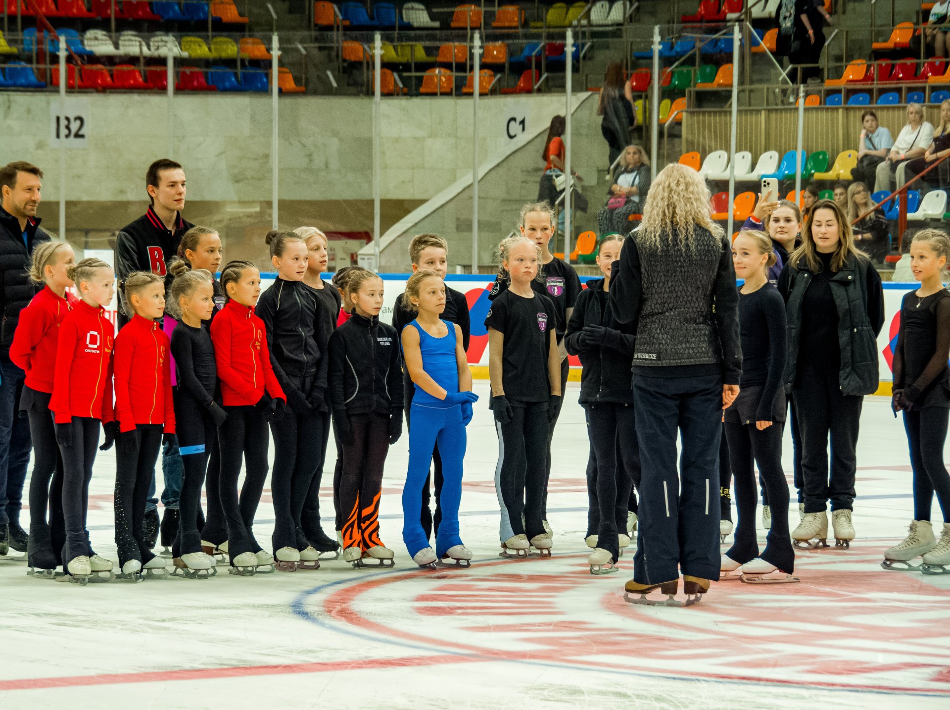 Children who came to watch the famous coach do not take their eyes off her.