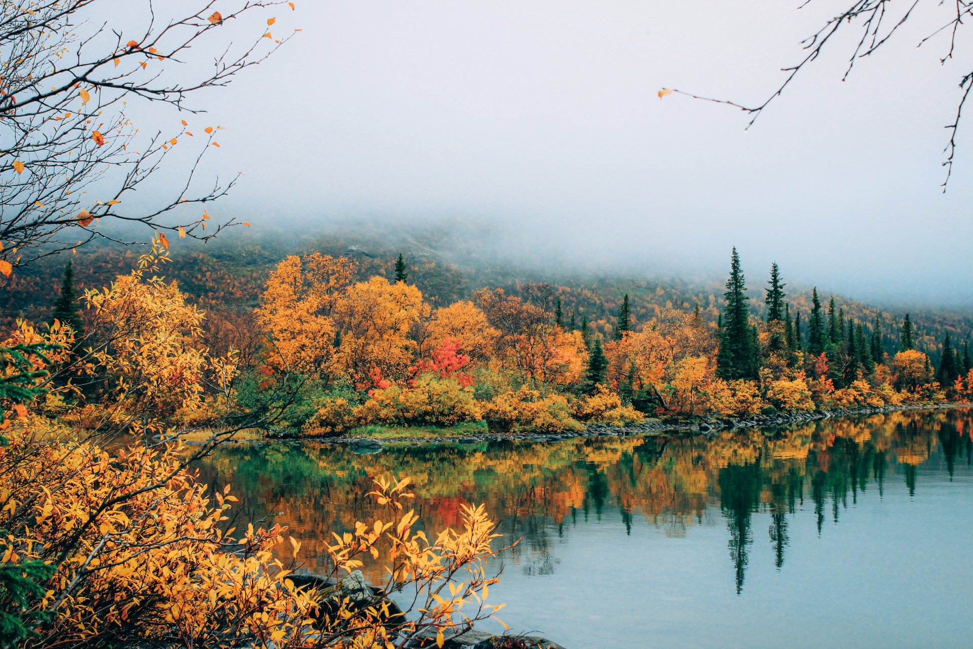 Autumn on the Seidozero comes at the end of August. By the end of September, snow is already falling here.