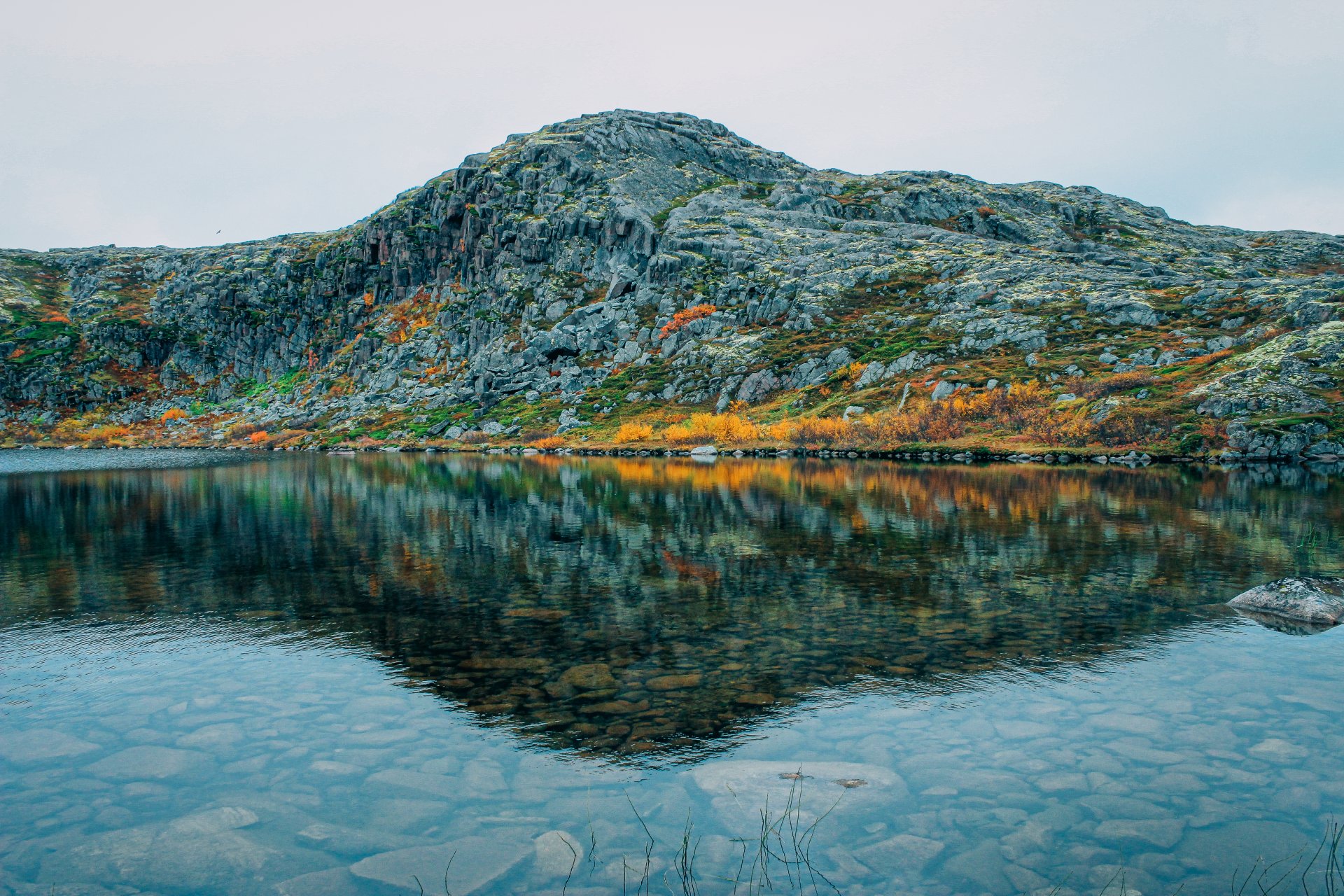 Lakes of pure rainwater are formed on rocky hills in the lowlands. When their level increases, they turn into small waterfalls.