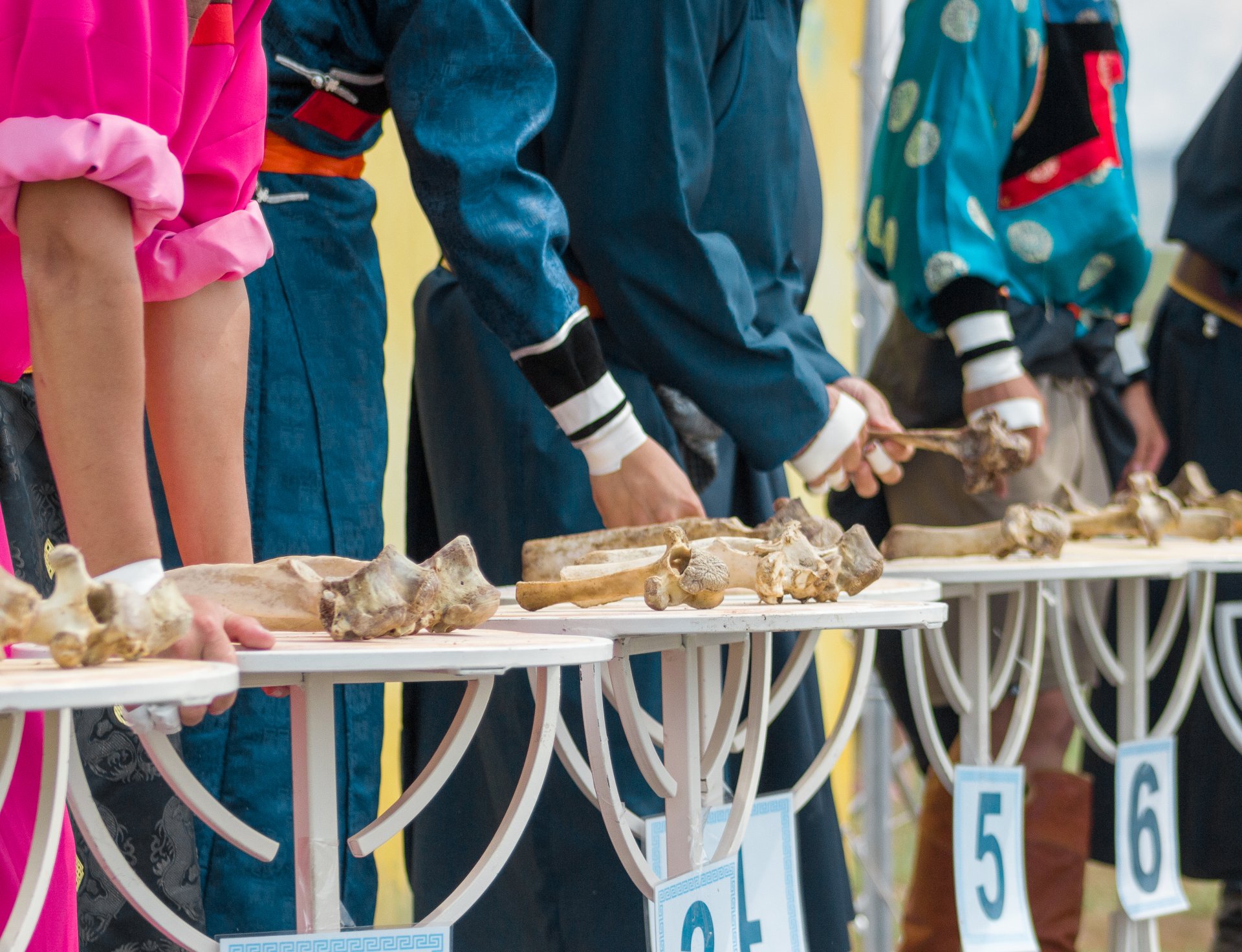 Breaking bones with one blow has long been considered by the Buryats not only as a folk pastime that demonstrates a man’s power and strength, but also had a sacred meaning.