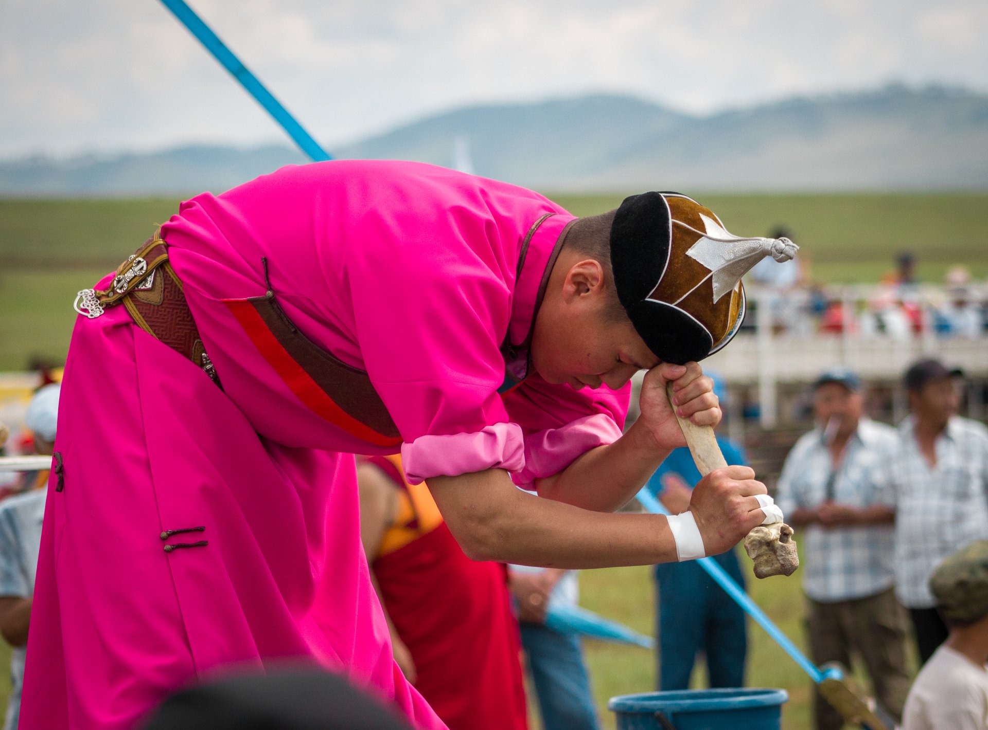 Breaking bones with one blow has long been considered by the Buryats not only as a folk pastime that demonstrates a man’s power and strength, but also had a sacred meaning.