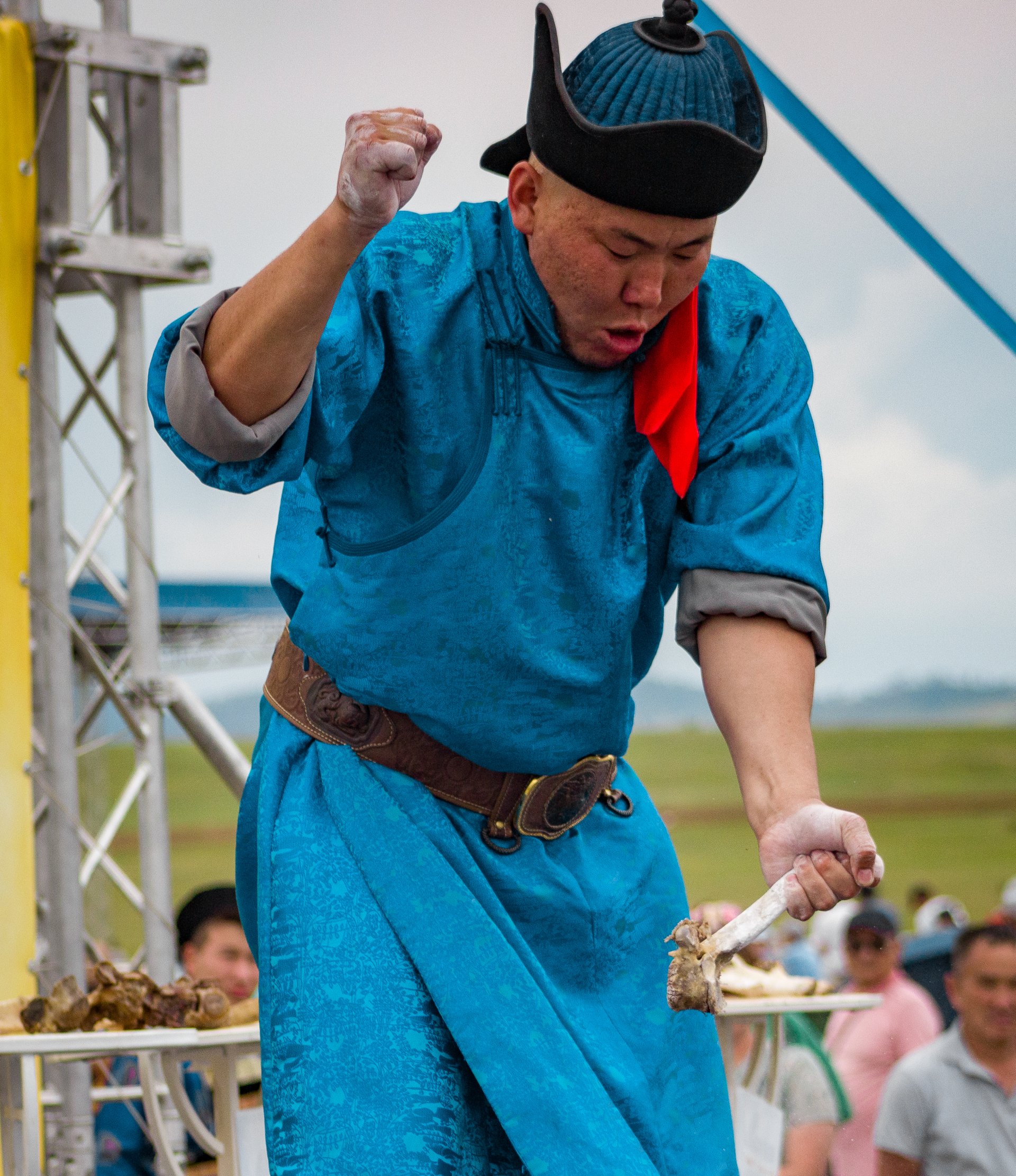 Breaking bones with one blow has long been considered by the Buryats not only as a folk pastime that demonstrates a man’s power and strength, but also had a sacred meaning.