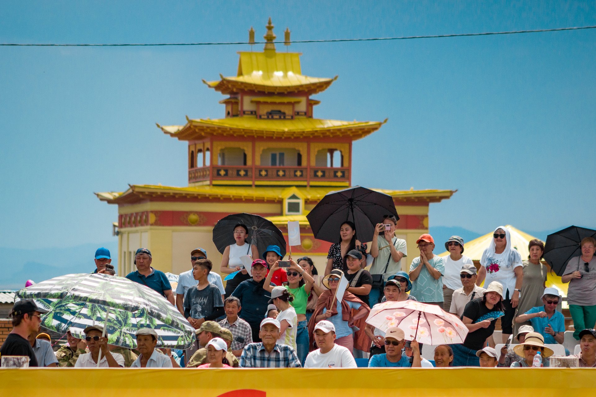 During the festival, there was intense heat of about forty degrees Celsius. However, this did not scare off the guests.