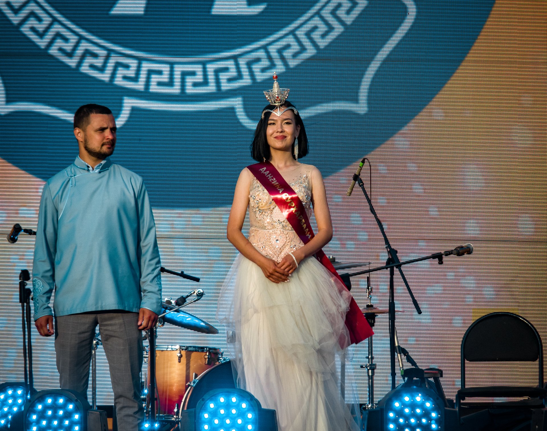 To present the award to the winner, the winner of the title "Dangina Surkharbaana", Sabina Donoeva came on stage. ("Dangina" is translated from Buryat as "beauty", the queen of the holiday, who is chosen before the start of the competition at the national republican beauty contest).