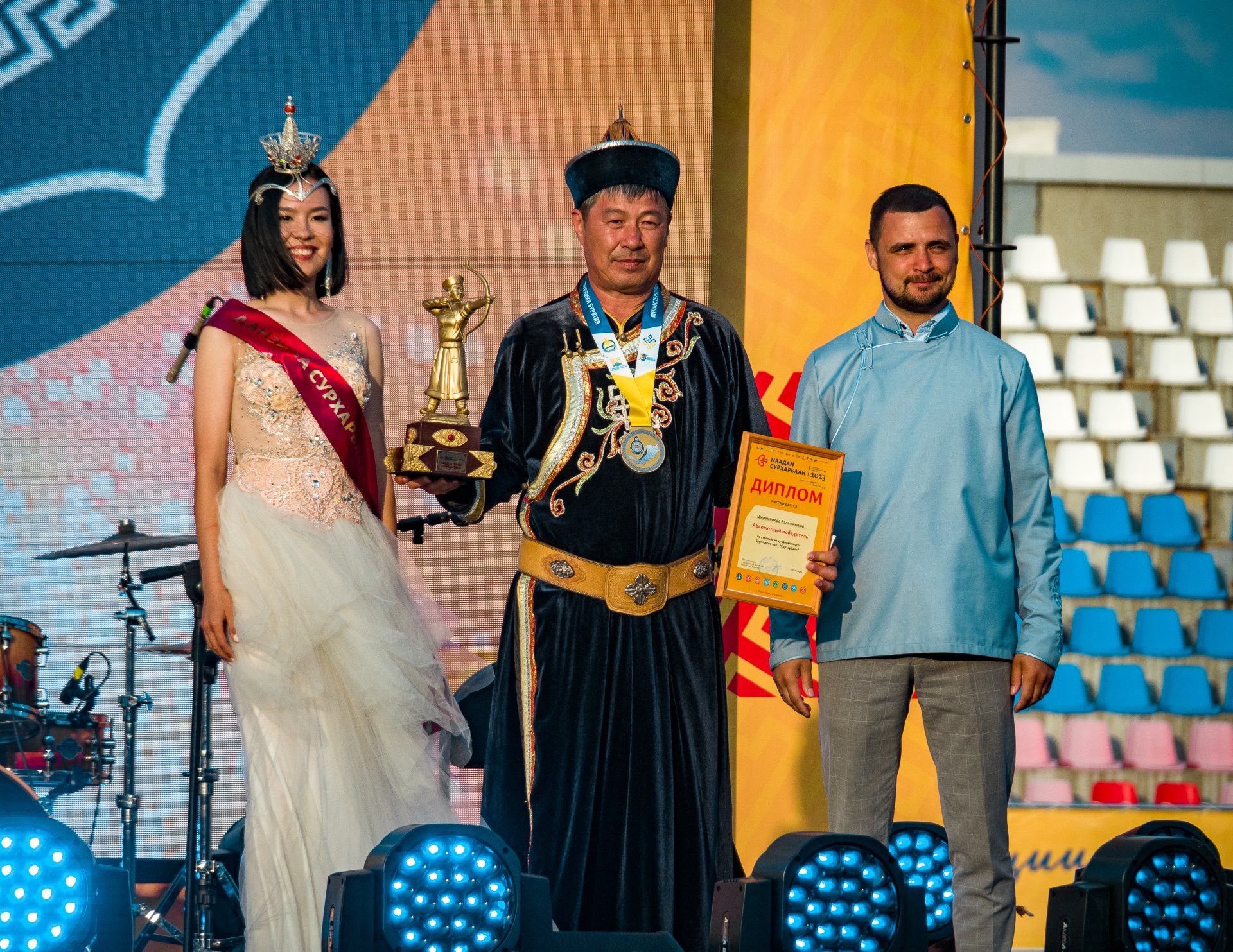 To present the award to the winner, the winner of the title "Dangina Surkharbaana", Sabina Donoeva came on stage. ("Dangina" is translated from Buryat as "beauty", the queen of the holiday, who is chosen before the start of the competition at the national republican beauty contest).