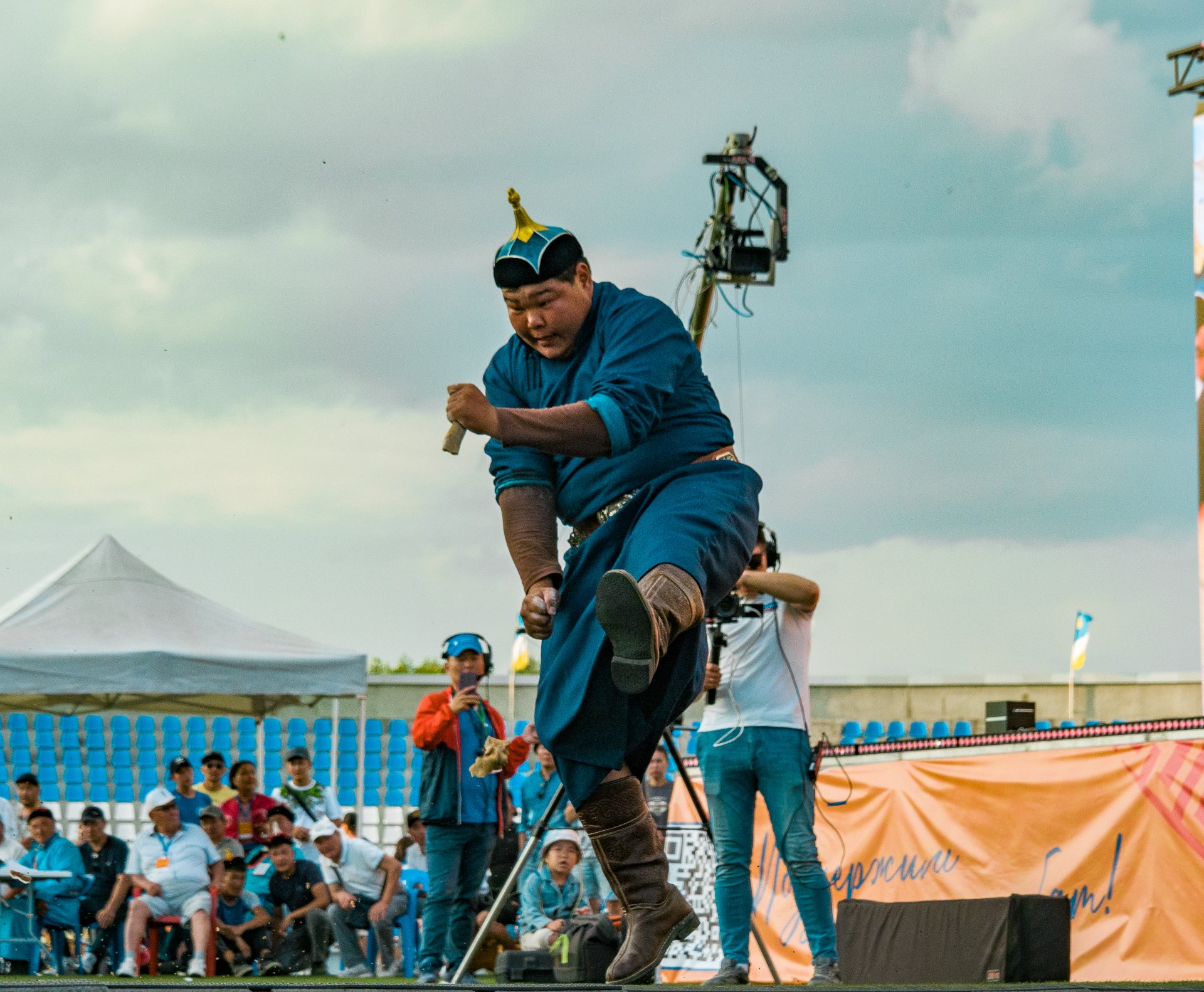 The winner of the championship in breaking the spine bone (Kheer Shaalgan - Buryat name) was Valery Lubsanov. In two days of competition, he was able to break 26 bones with his hand. In the photo is his final blow.