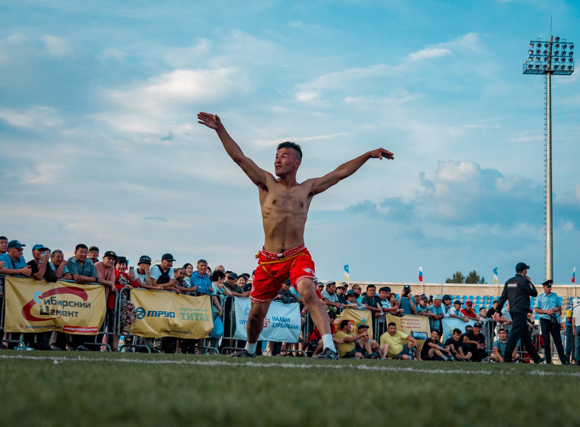 Before the start of the fight, the participants traditionally perform the "Eagle Dance". This ritual imitates the flight of the mythical bird Garuda, one of the earthly incarnations of Buddha Shakyamuni.