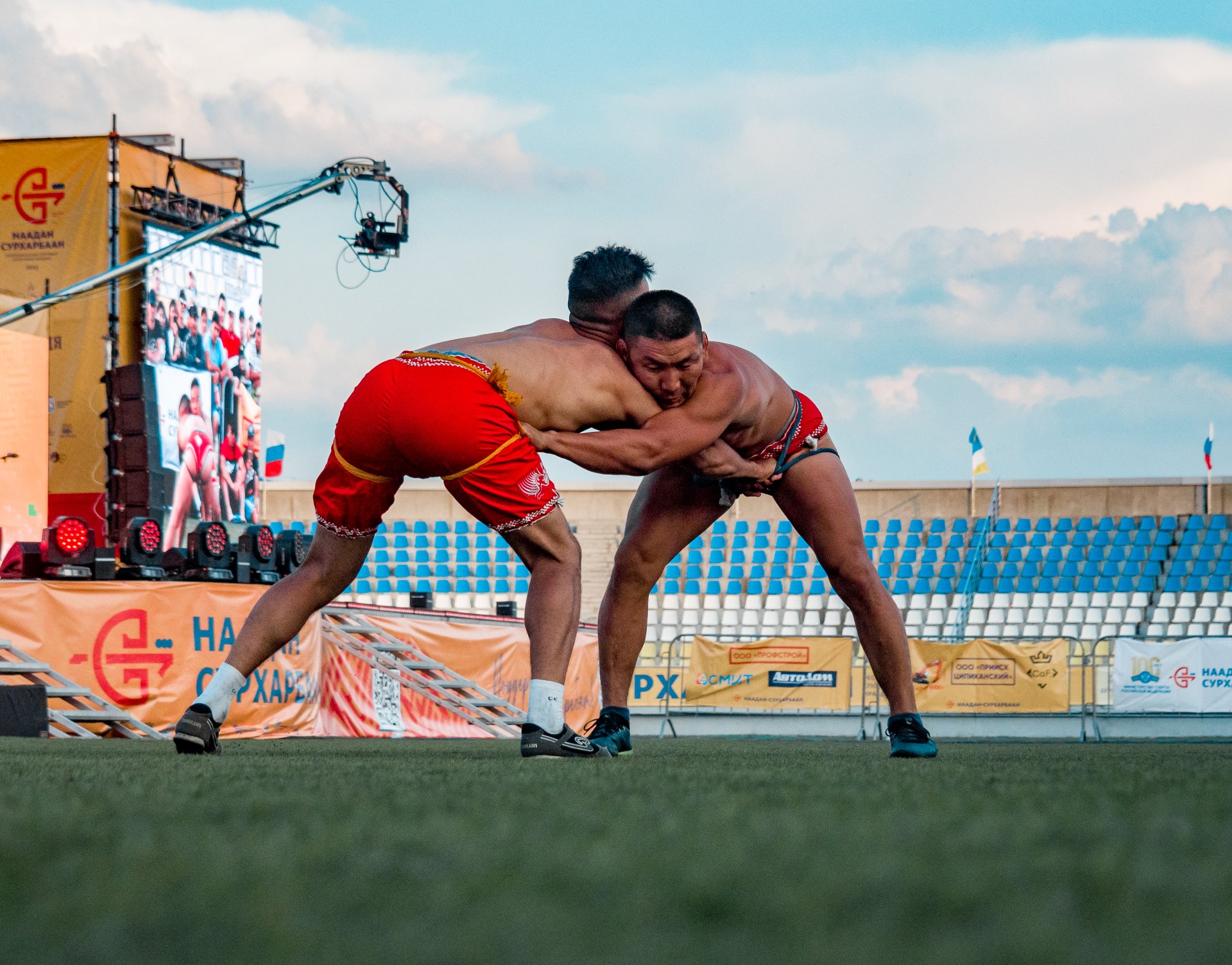 The wrestlers are given 5 minutes to fight. If after 5 minutes there is no winner, the continuation of the fight is decided by lot. A coin is thrown into the air. Whoever gets "heads" is given the right to be the first to grab the opponent by a special belt (sash).
