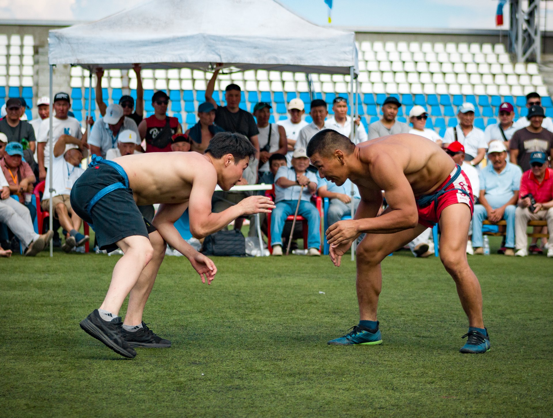 The main rule of the fight is that the one who touches the ground with his knee or hand first loses.