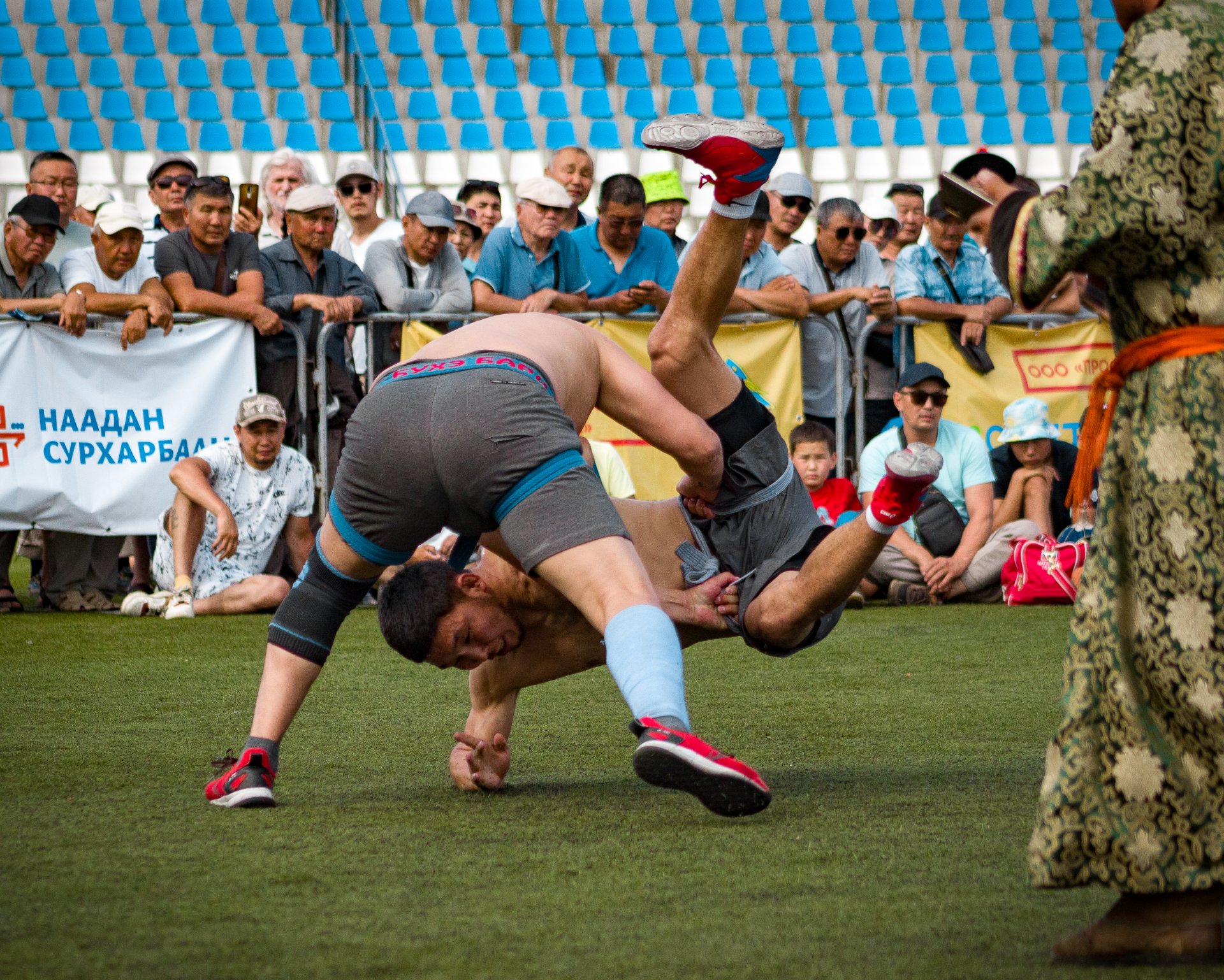 The main rule of the fight is that the one who touches the ground with his knee or hand first loses.