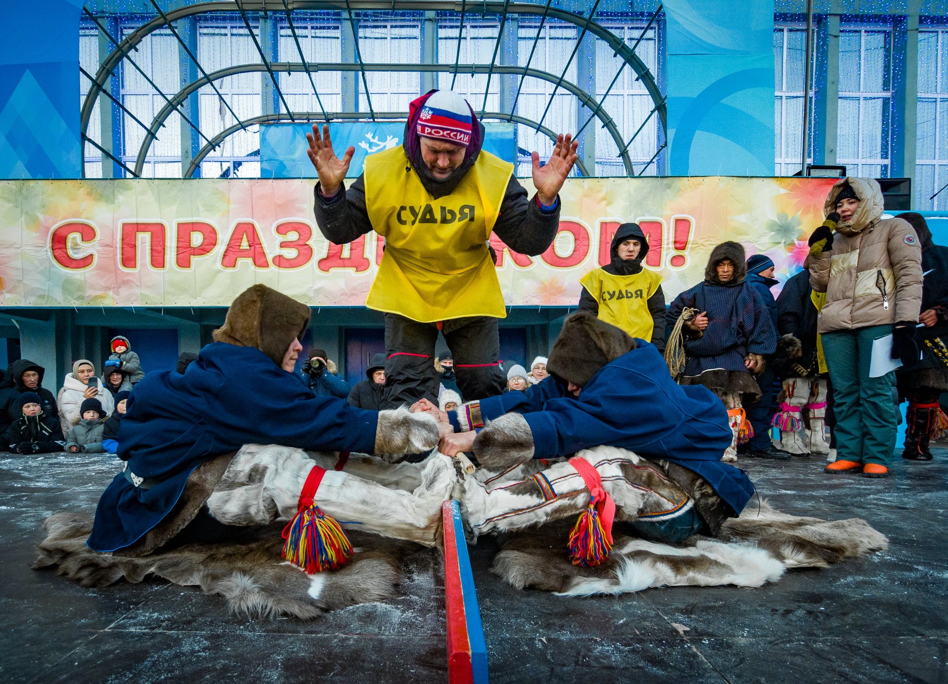 Tug of war is another ancient pastime of reindeer herders. Participants press their feet against a board and, at the 'start' command, begin to pull the stick toward themselves.