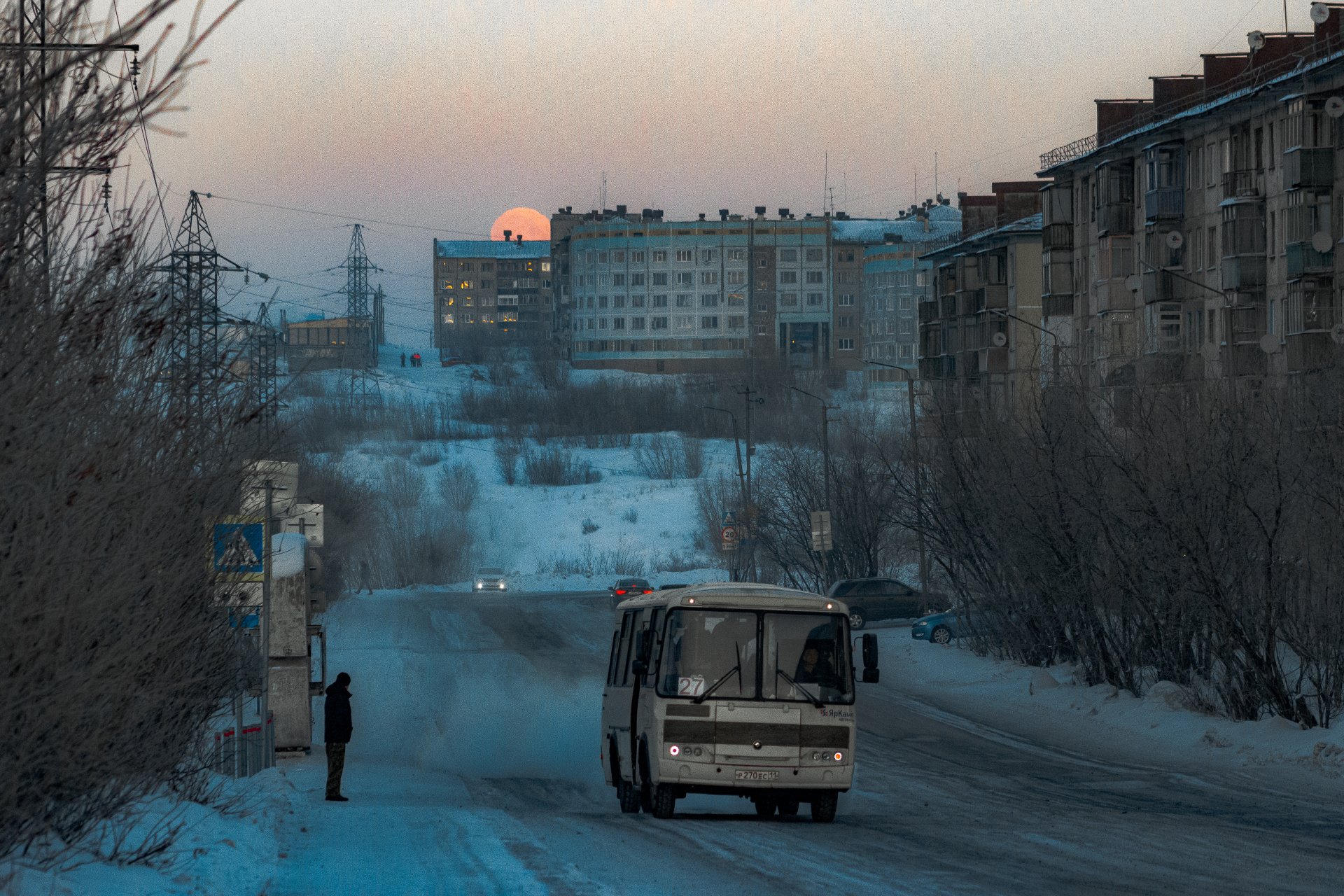 As the Polar Night approaches, in Vorkuta you can observe a phenomenon when the sun and a huge moon simultaneously hang low over the horizon opposite each other. This performance lasts only a few minutes.