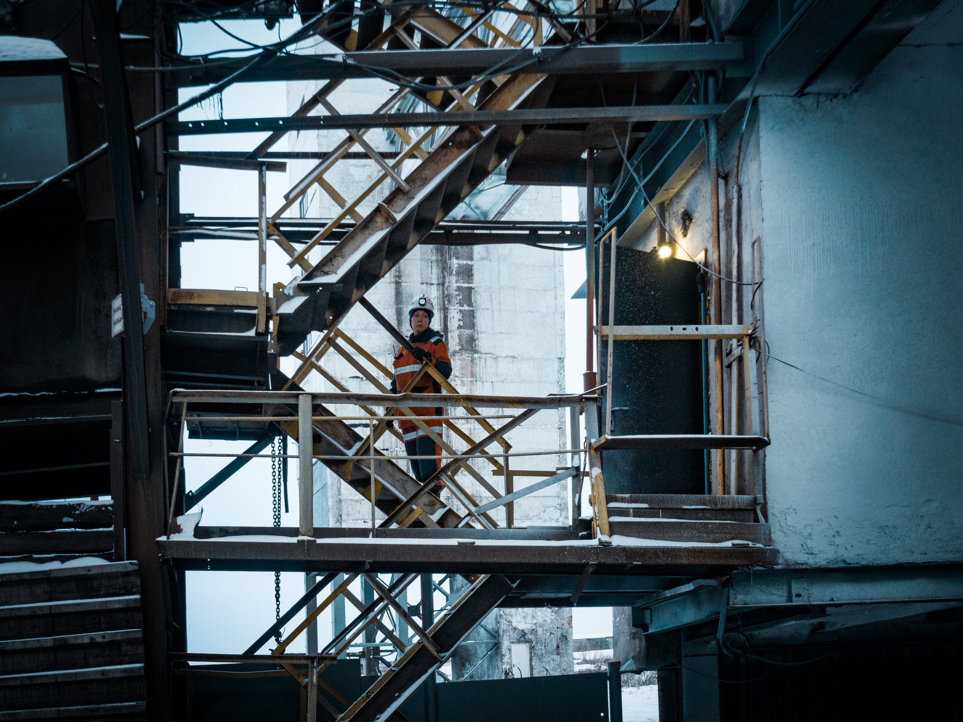 Women also work at the mine. "Komsomolskaya" is the deepest coal mine in Russia, its depth is more than 1100 meters.