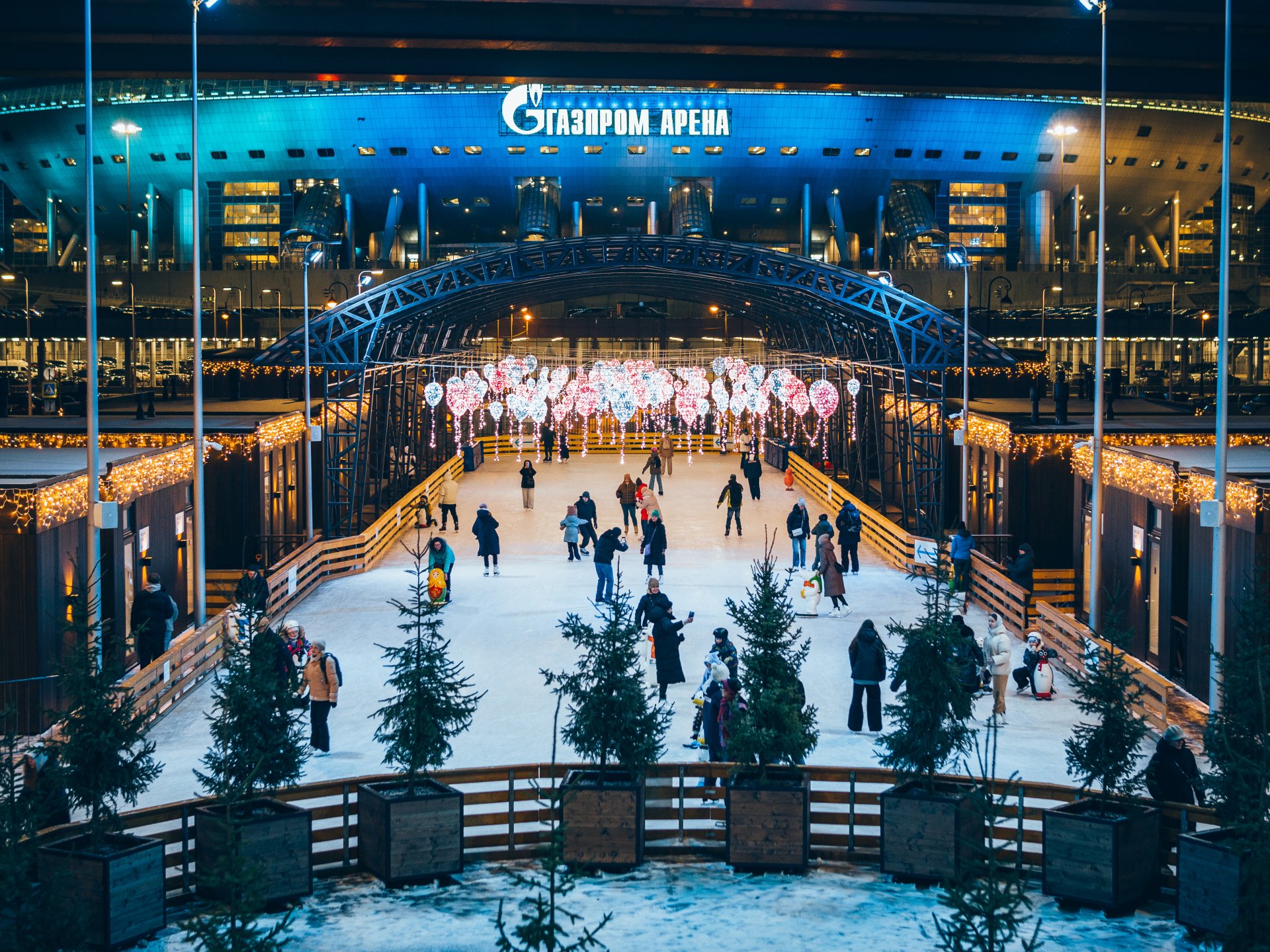 On holidays and weekends, ice discos and dance shows are held at the skating rink.