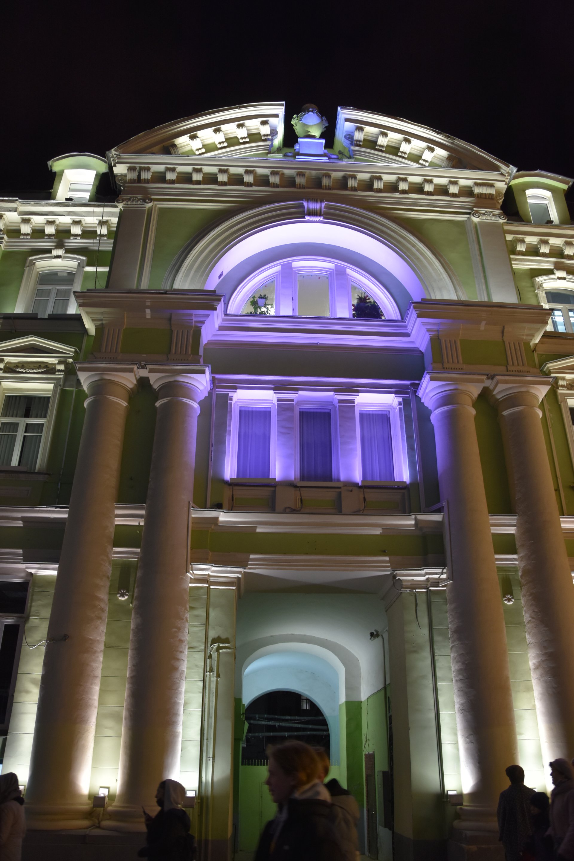 A building at night on Nikolskaya street, Moscow, 2023.