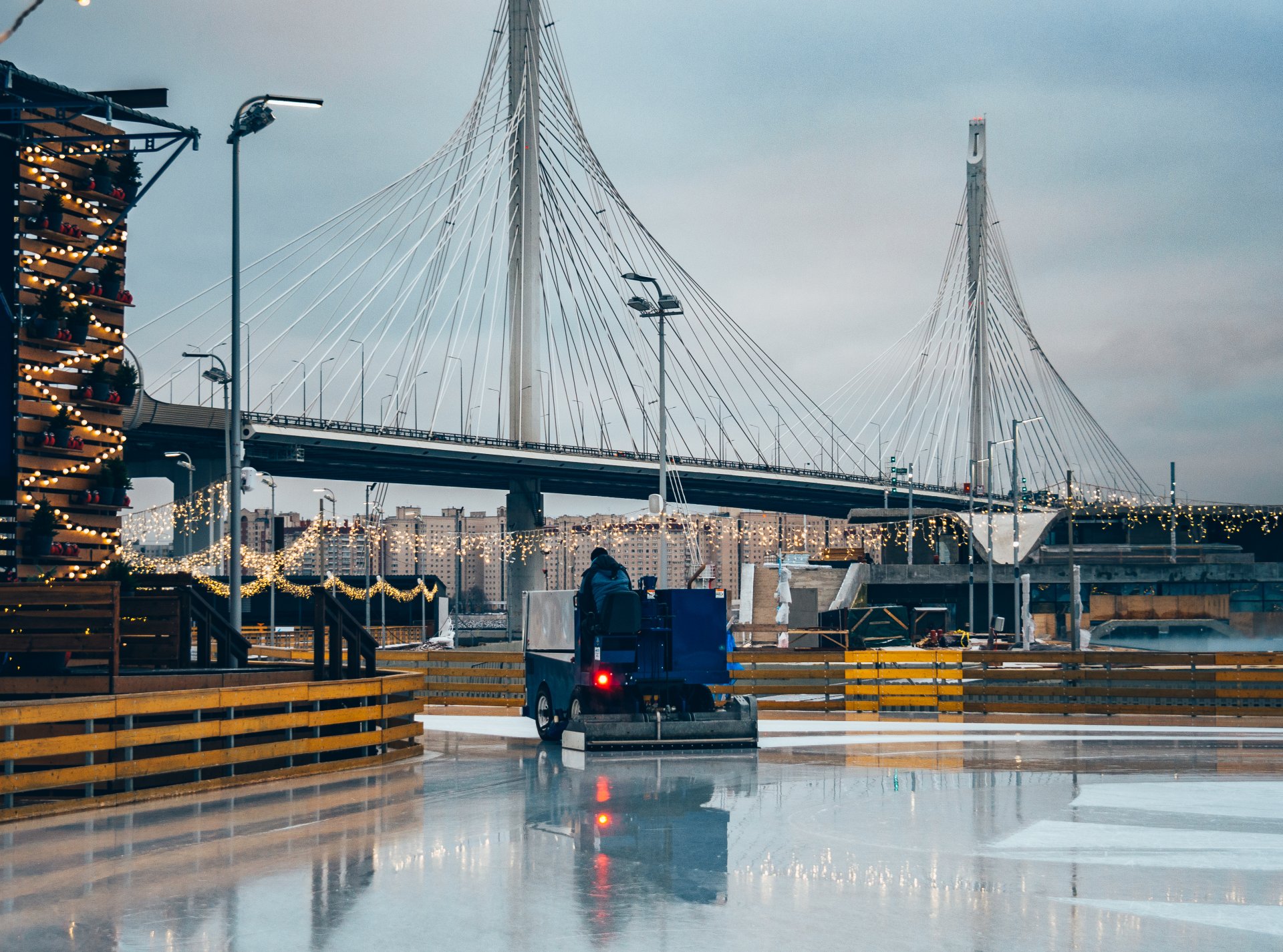 While on the ice, vacationers can observe the main architectural landmarks of the city in recent years, for example, the Cable-stayed Bridge connecting two islands: Vasilievsky and Krestovy. The bridge was opened in 2016.