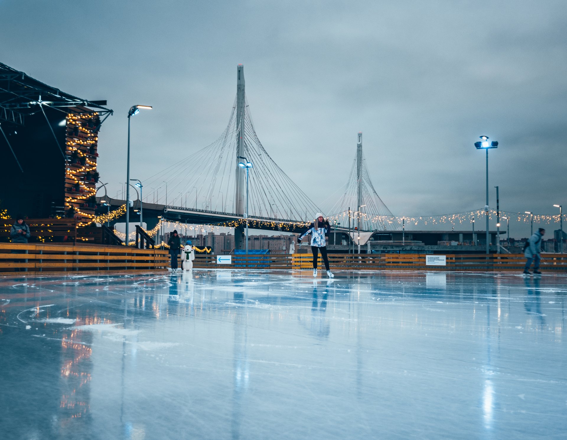 While on the ice, vacationers can observe the main architectural landmarks of the city in recent years, for example, the Cable-stayed Bridge connecting two islands: Vasilievsky and Krestovy. The bridge was opened in 2016.