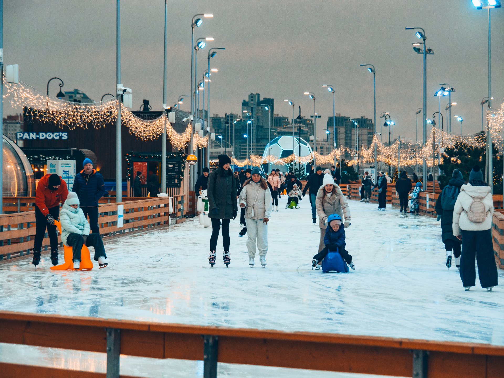 Free admission to the skating rink in the morning hours on weekdays and weekends.