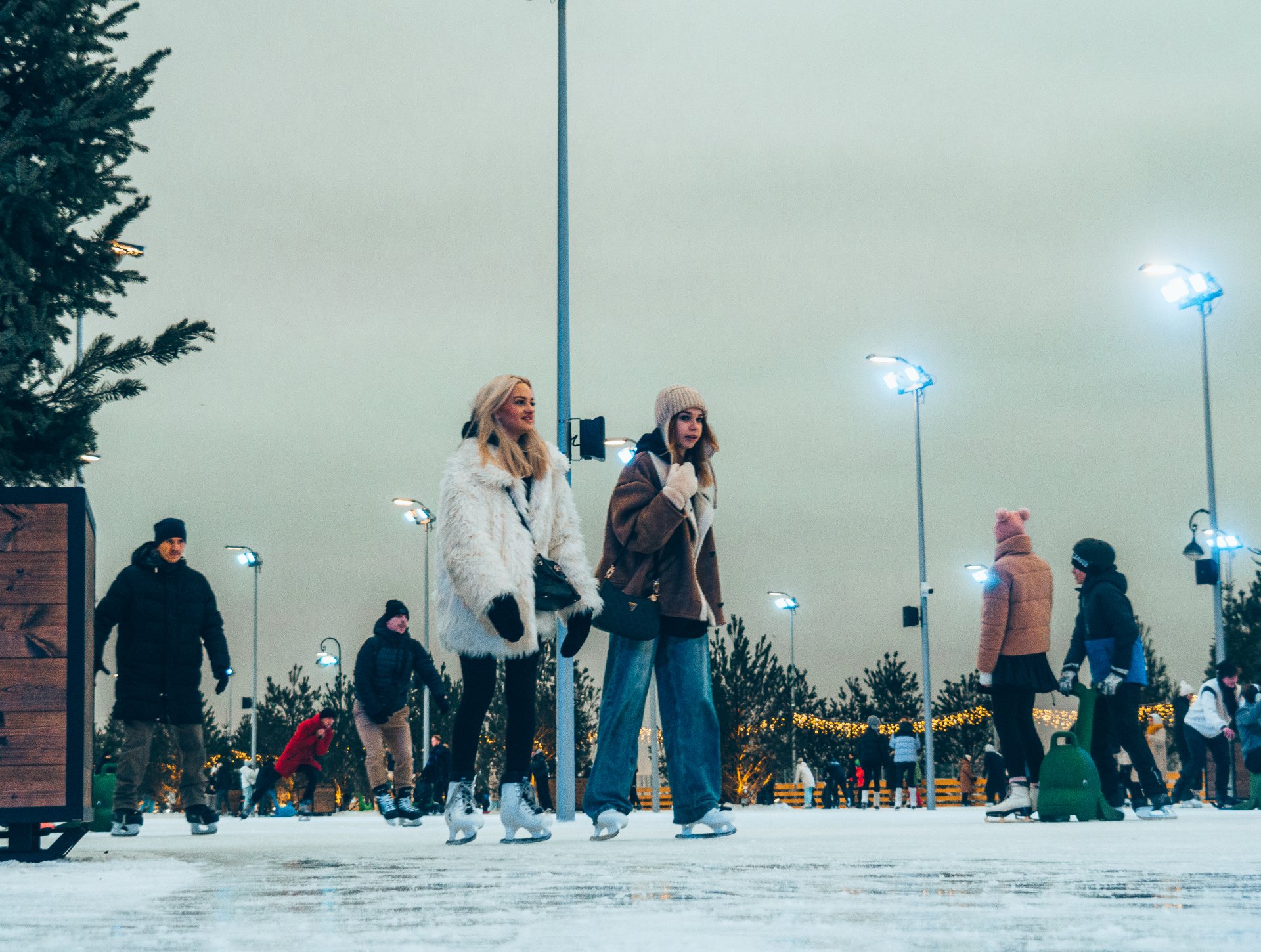 Free admission to the skating rink in the morning hours on weekdays and weekends.