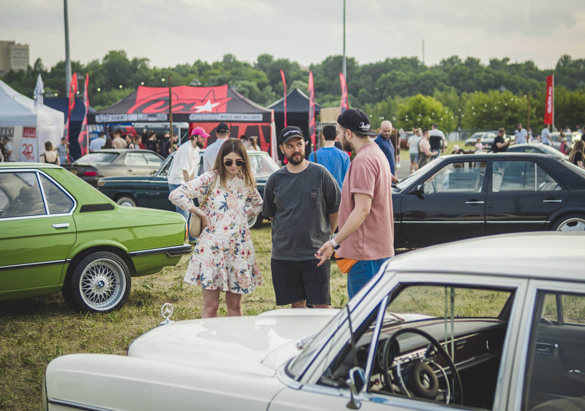 Many festival participants meet each other for the first time and discuss projects with interest.