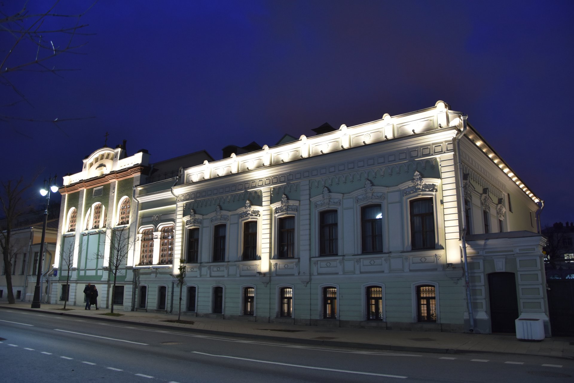A building at night on Bol'shaya Ordynka street, Moscow, 2023.