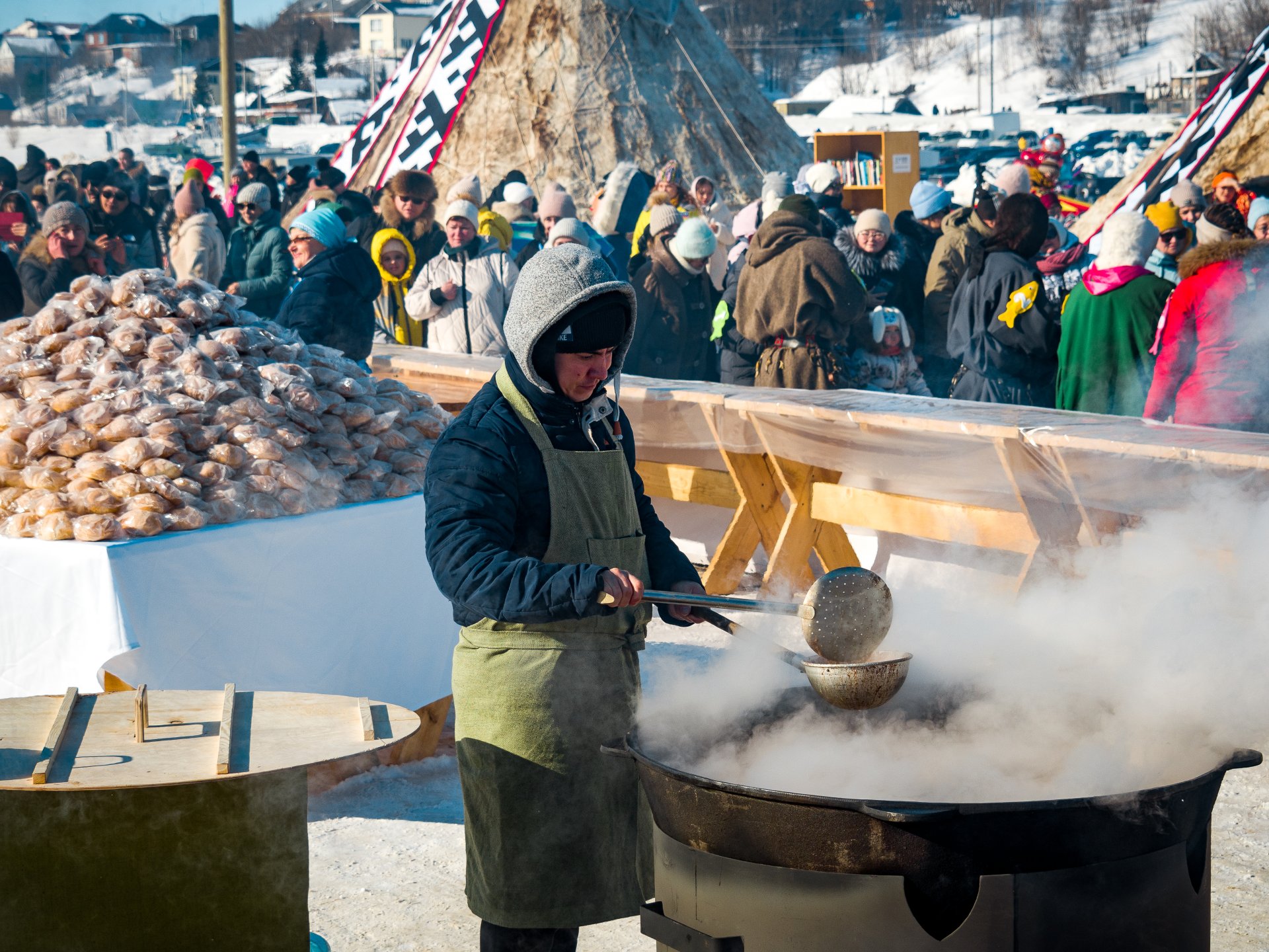 Traditionally, on Reindeer Herders’ Day, they try to break some new mass record for cooking some dish. Here we see how they cook a record amount of soup – Shurpa. In the end, they cooked 202 liters of soup. Which was then eaten by spectators and participants of the festival.
