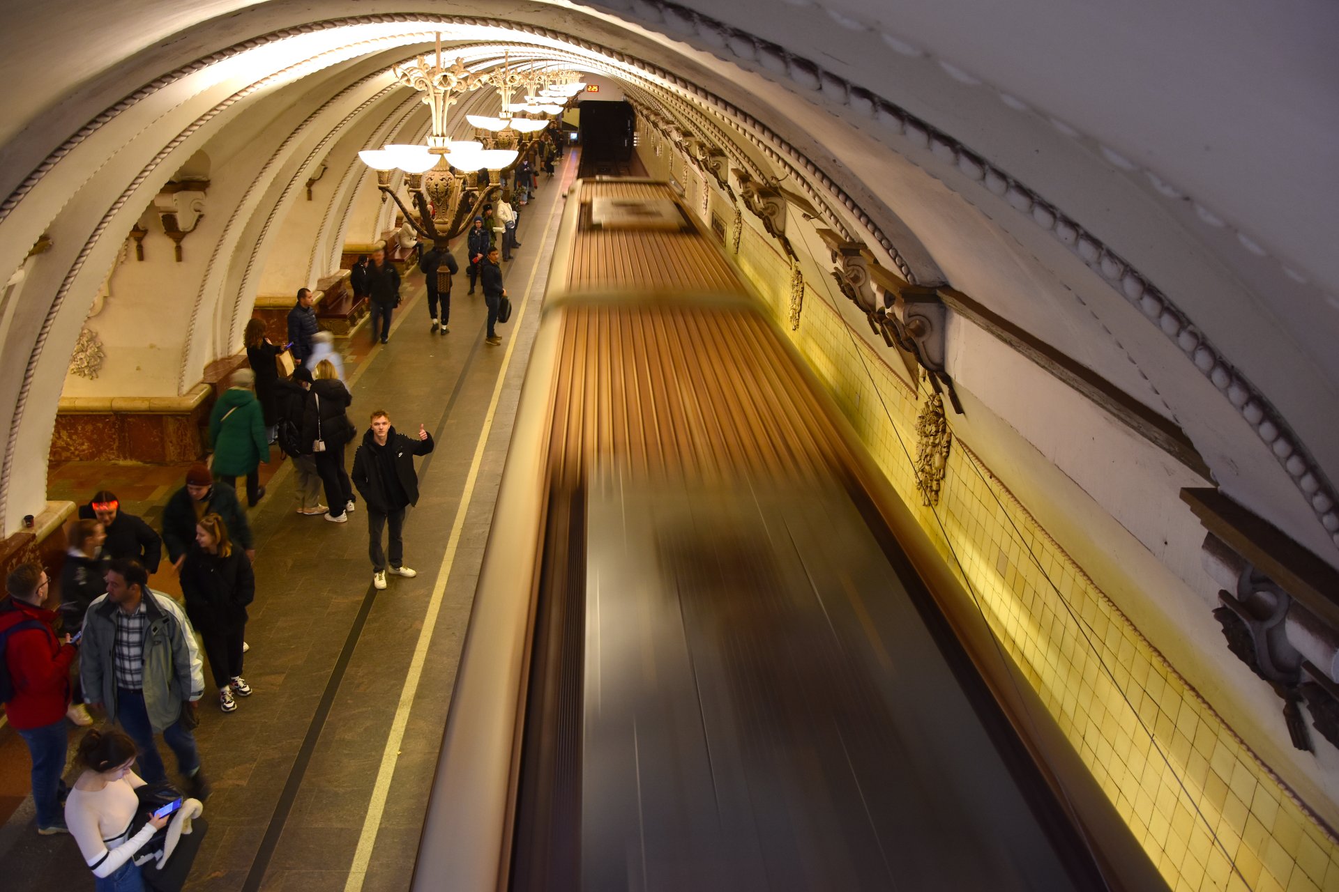 Поезд прибывает на станцию «Арбатская», Москва, 2023 год