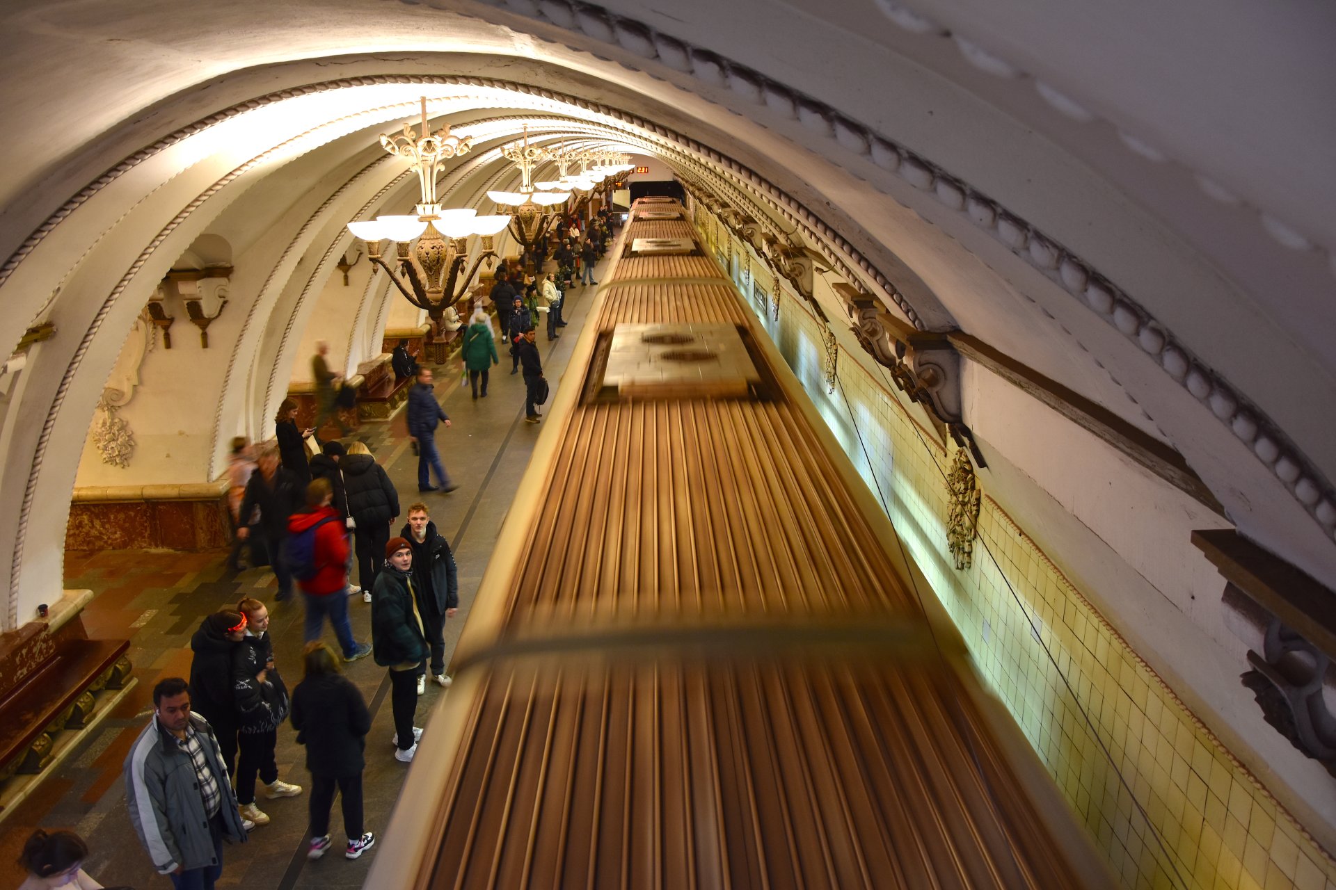 Поезд прибывает на станцию «Арбатская», Москва, 2023 год