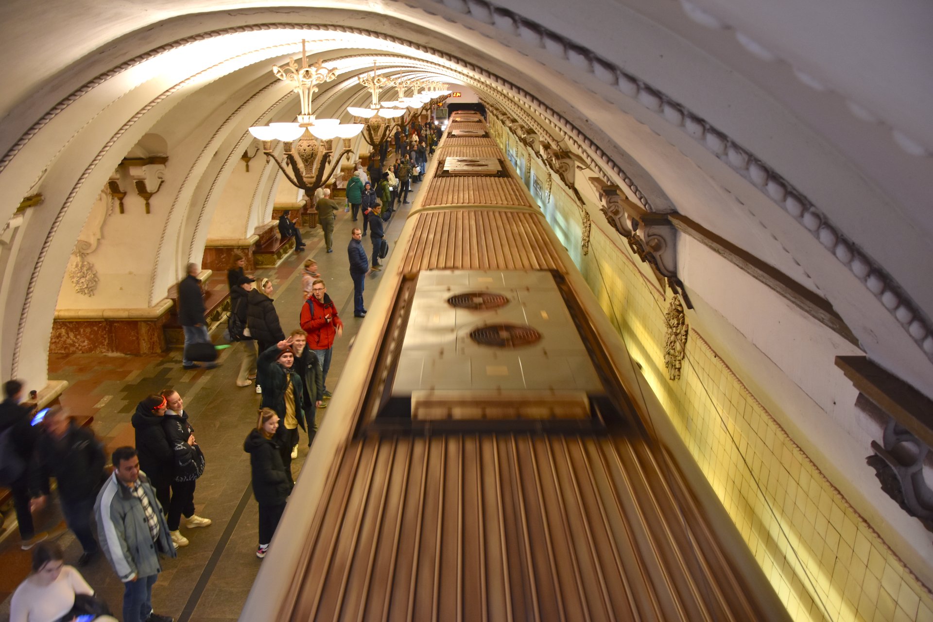 Поезд прибывает на станцию «Арбатская», Москва, 2023 год