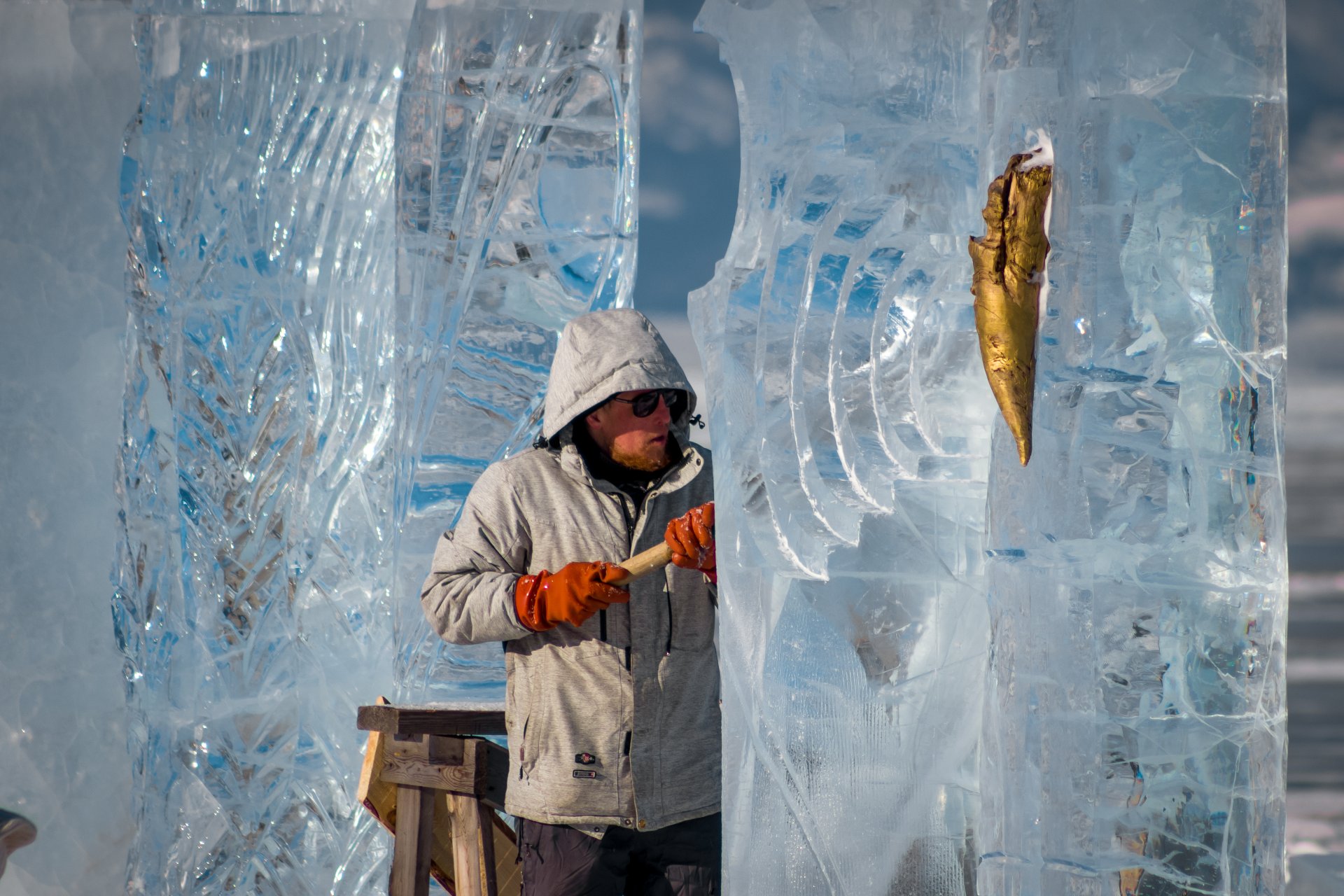 The master works with ice sculptures.