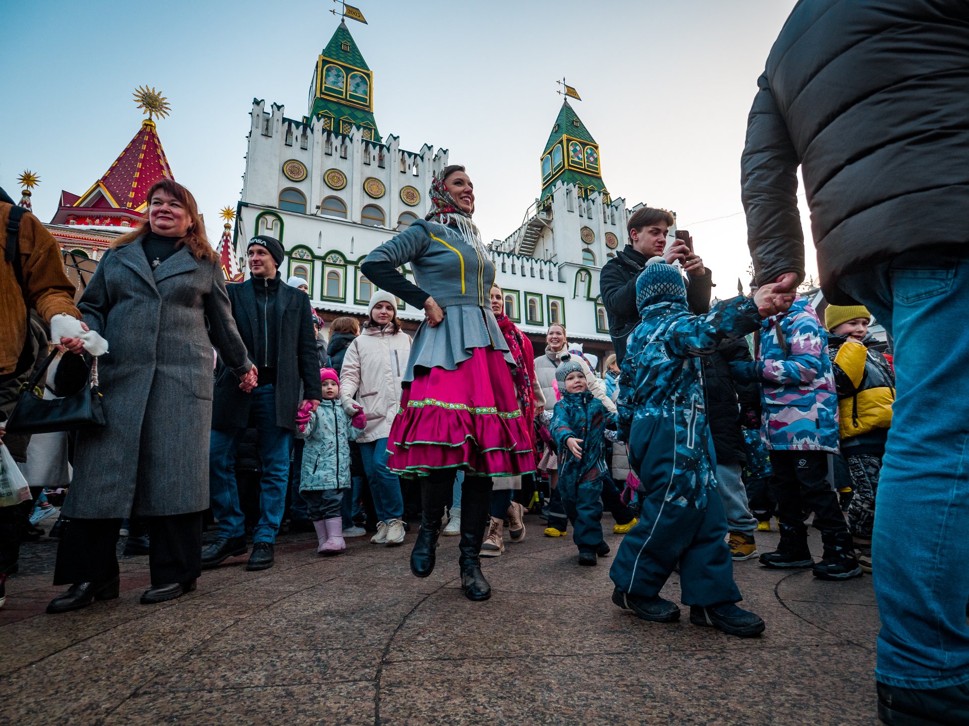 The guests of the holiday dance a Russian round dance.