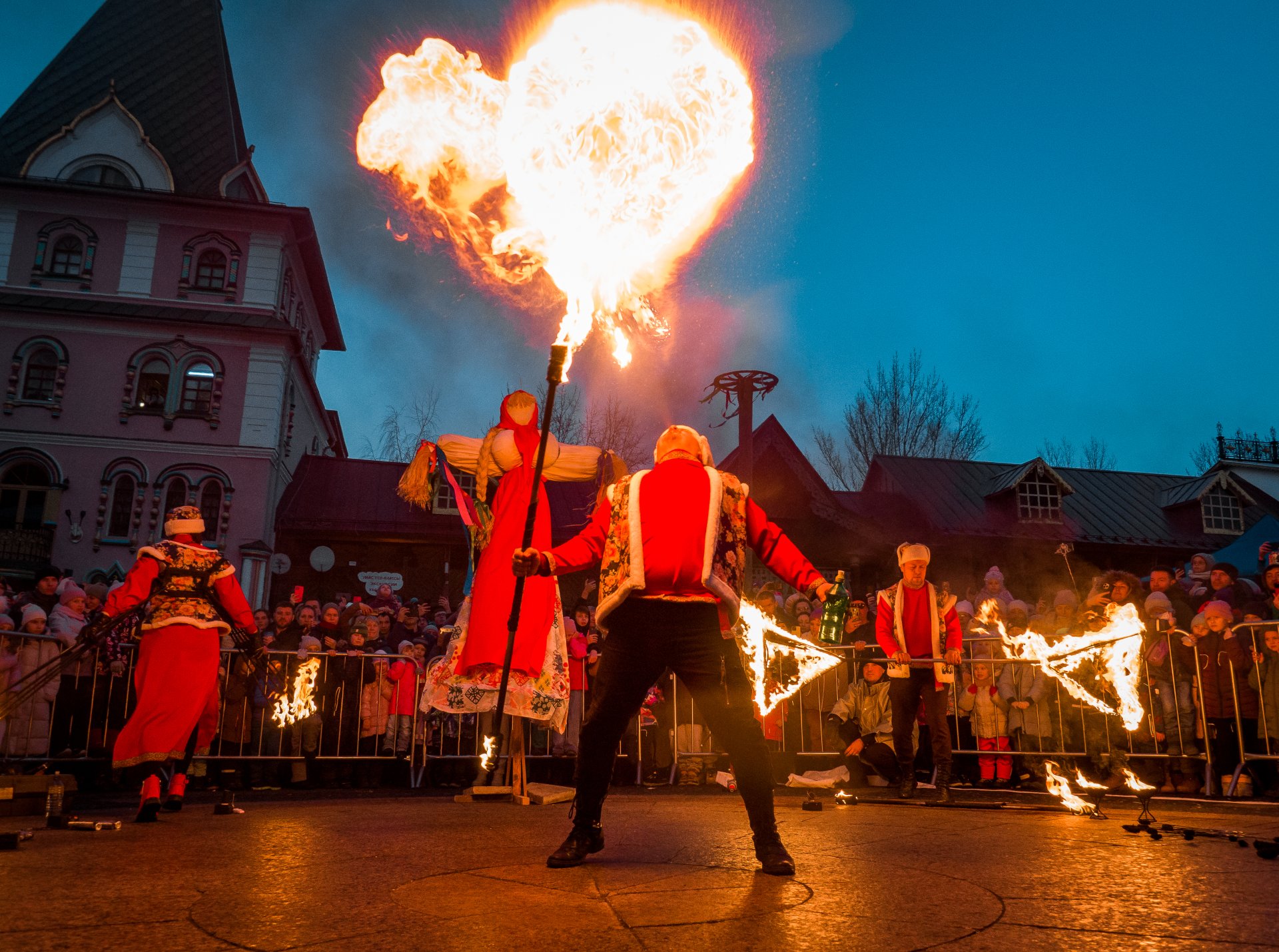 Fire show before the ceremony of burning an effigy of Maslenitsa.